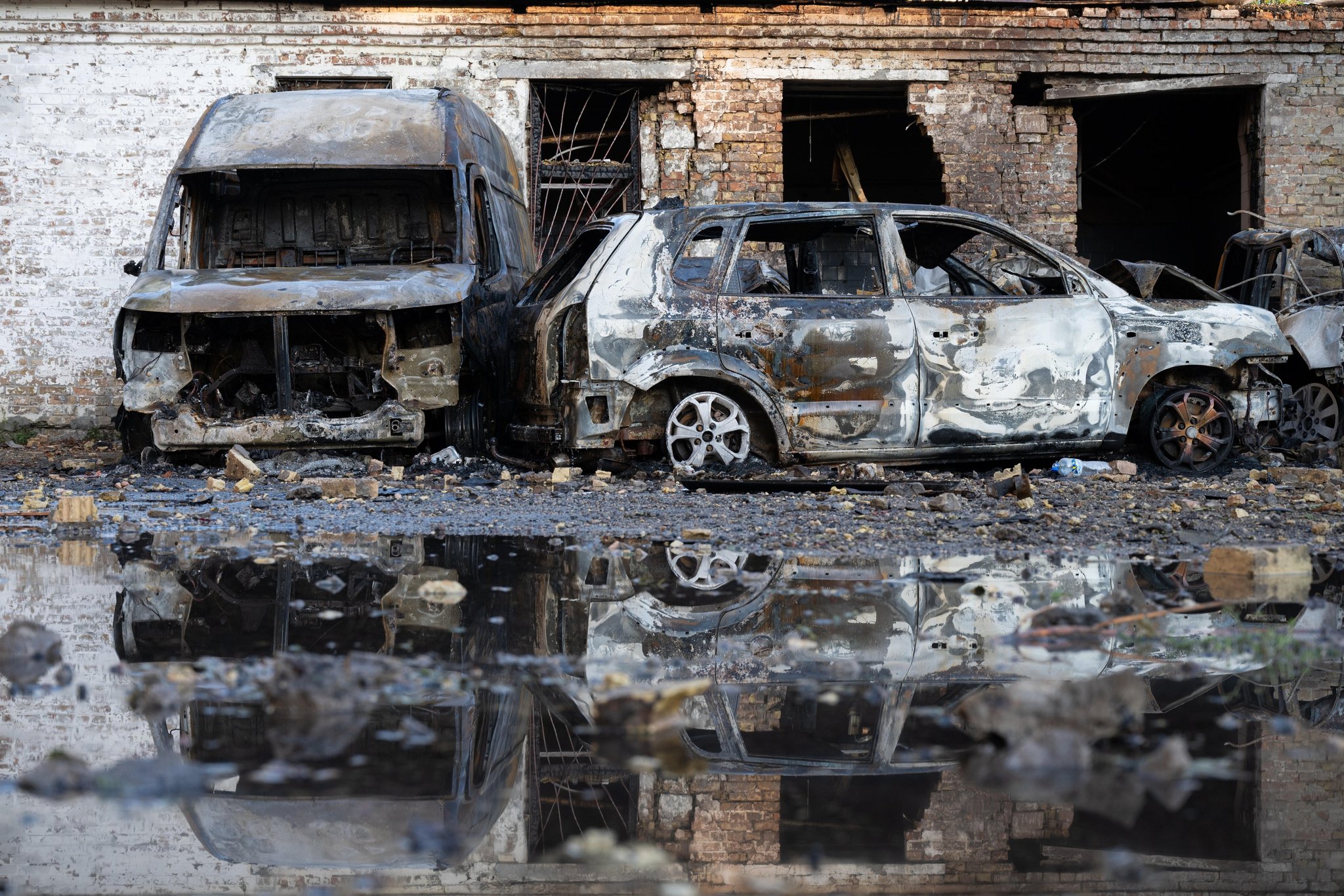 Nach einem nächtlichen russischen Angriff auf Kiew sind ausgebrannte Fahrzeuge und ein beschädigtes Gebäude zu sehen. | Bild: picture alliance / Anadolu / Stringer Nach einem nächtlichen russischen Angriff auf Kiew sind ausgebrannte Fahrzeuge und ein beschädigtes Gebäude zu sehen.