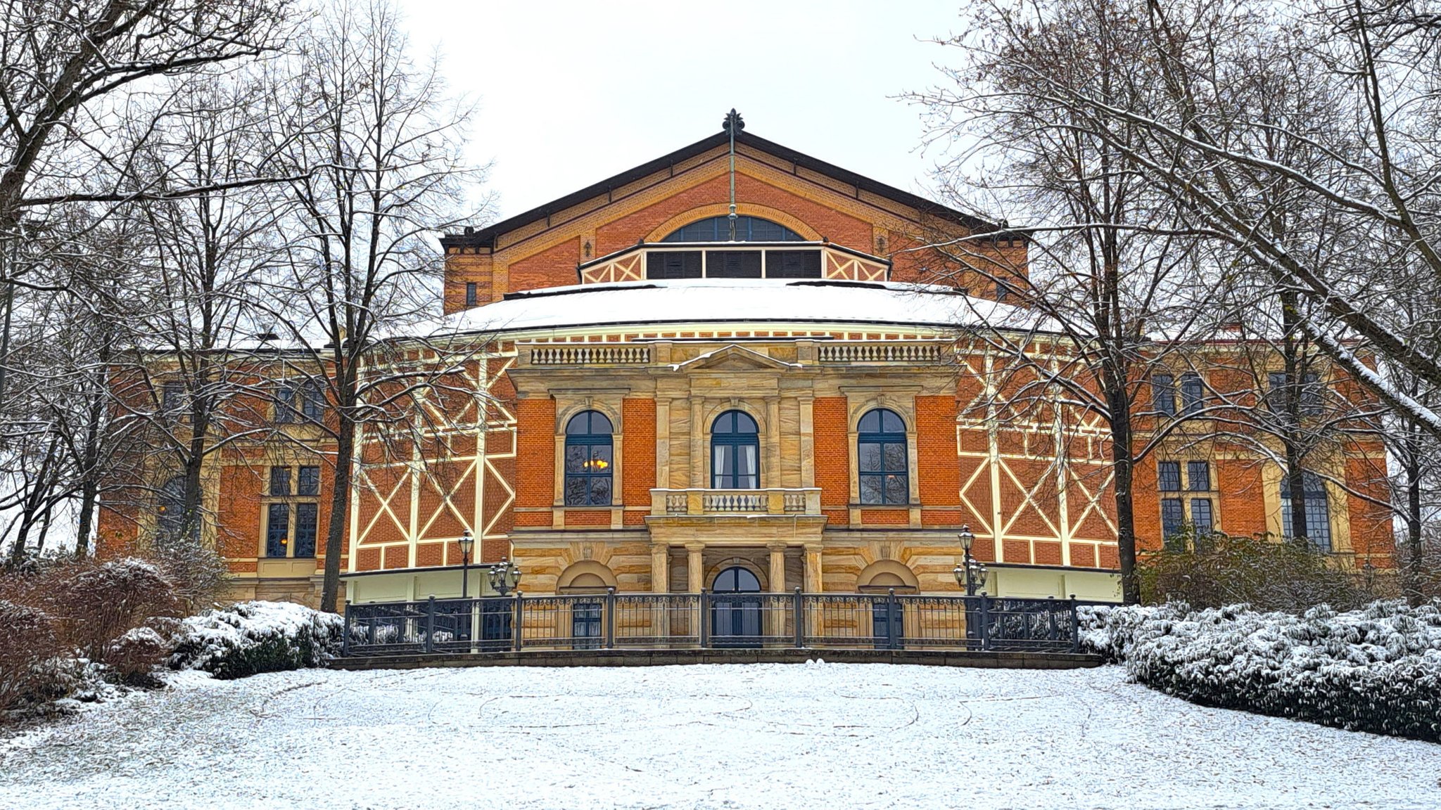 Bayreuther Festspielhaus im Winter