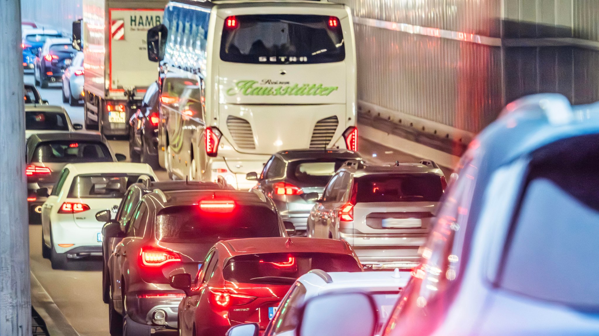 Stau im Tunnel (Archiv- und Symbolbild) | Bild: picture alliance / Wolfgang Maria Weber Stau im Tunnel (Archiv- und Symbolbild)