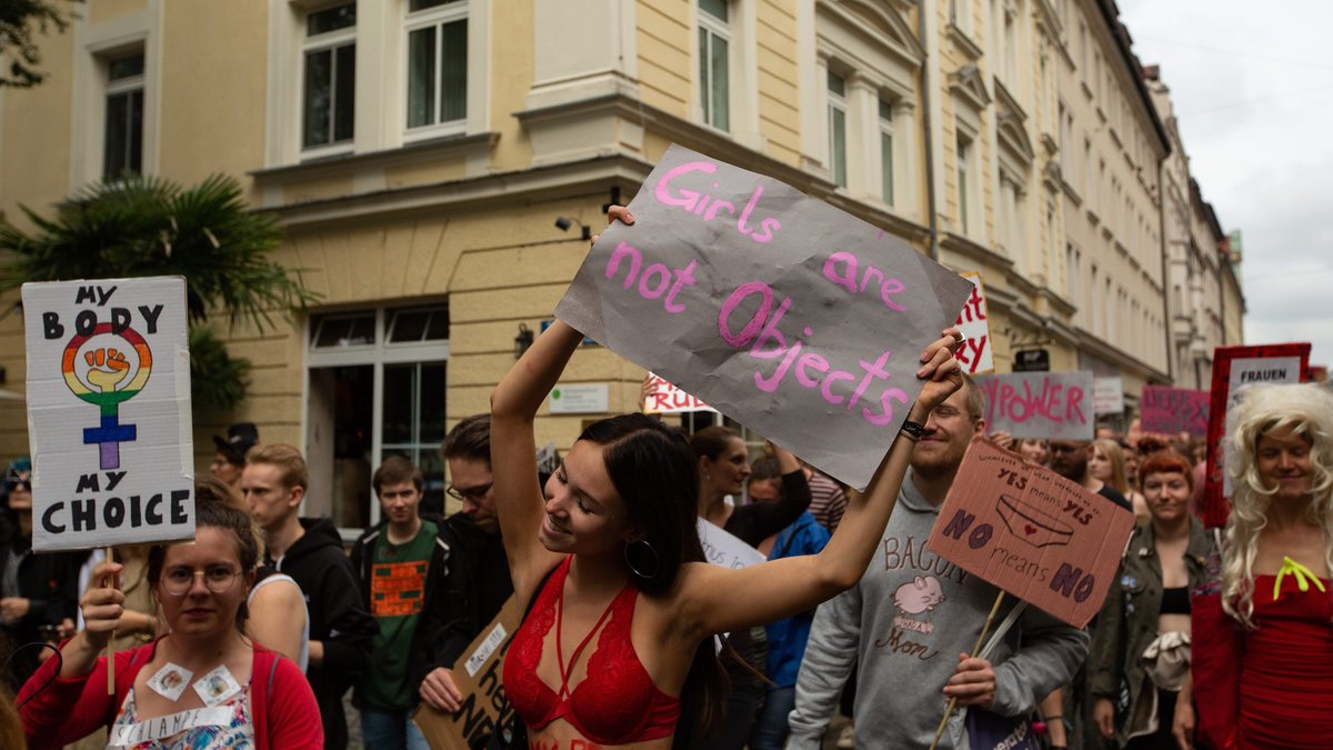 "Mädchen sind keine Objekte", steht auf dem Plakat einer Frau, die in München gegen Sexismus und sexualisierte Übergriffe demonstriert.