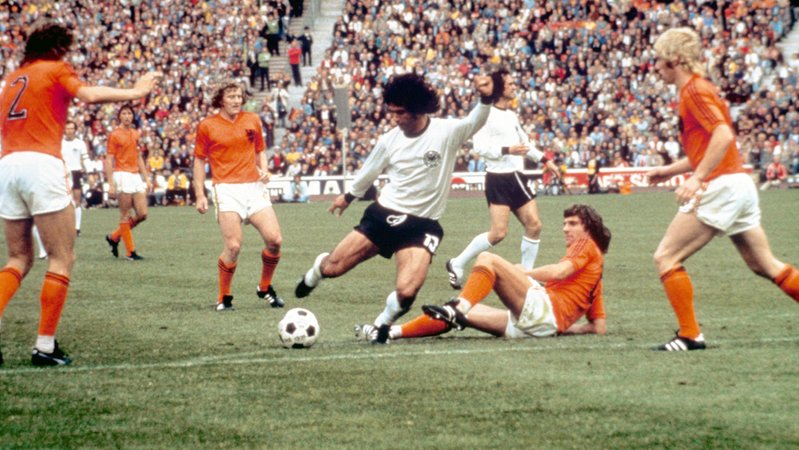 Gerd Müller (Mitte) kurz vor dem 2:1-Siegtreffer im WM-Finale 1974 zwischen Deutschland und den Niederlanden