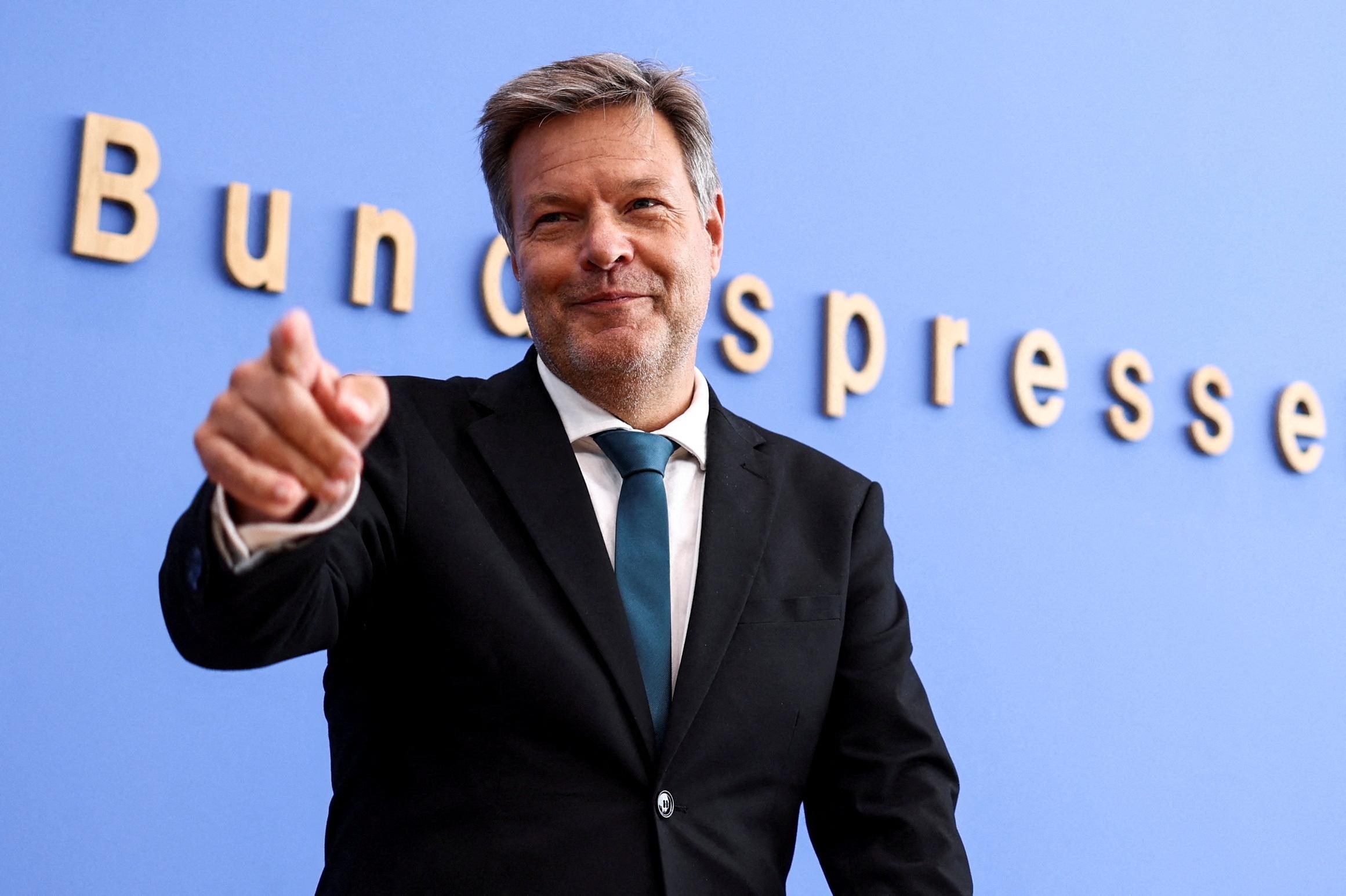 Robert Habeck, Bundesminister für Wirtschaft und Klimaschutz, stellt auf einer Pressekonferenz die Herbstprojektion 2024 der Bundesregierung vor.