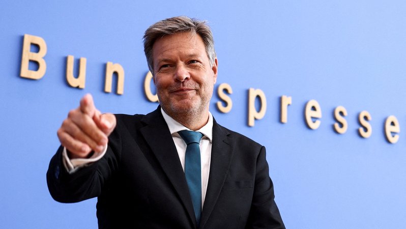 Robert Habeck, Bundesminister für Wirtschaft und Klimaschutz, stellt auf einer Pressekonferenz die Herbstprojektion 2024 der Bundesregierung vor. | Bild: REUTERS/Liesa Johannssen Robert Habeck, Bundesminister für Wirtschaft und Klimaschutz, stellt auf einer Pressekonferenz die Herbstprojektion 2024 der Bundesregierung vor.