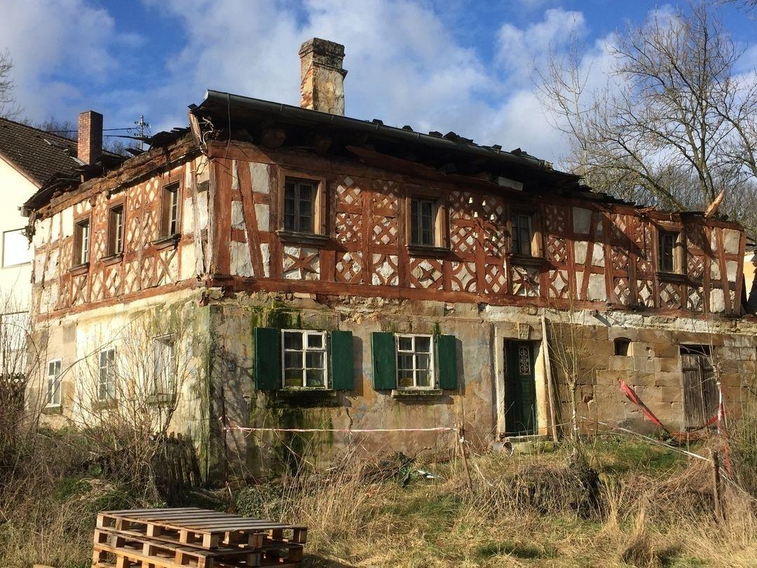 Das 1802 erbaute Fachwerkhaus im Bayreuther Stadtteil Rödensdorf wurde 2023 abgerissen: für den bayerischen Landesverein für Heimatpflege der "Abriss des Jahres". 