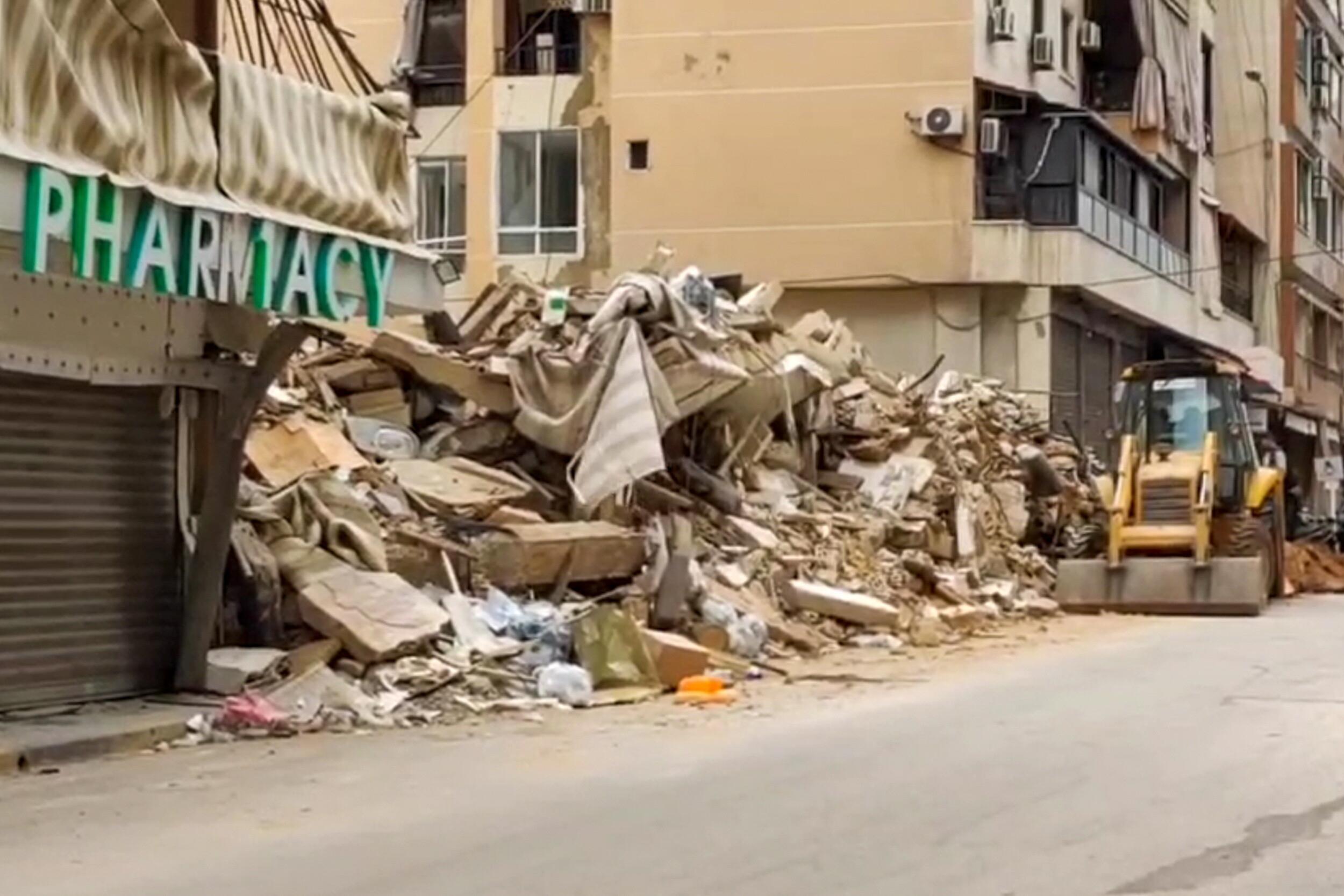 Zerstörtes Gebäude neben einer Pharmazie in Beirut 