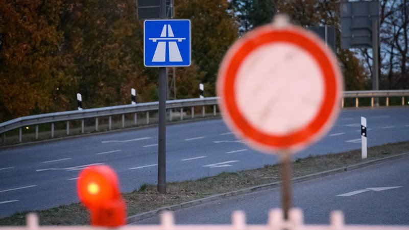 Schilder und Baken stehen während einer Sperrung an einer Autobahn-Anschlussstelle. Im Hintergrund erkennt man das Autobahnschild. Man sieht keine Autos. | Bild: dpa-Bildfunk/Jonas Walzberg Schilder und Baken stehen während einer Sperrung an einer Autobahn-Anschlussstelle. Im Hintergrund erkennt man das Autobahnschild. Man sieht keine Autos.