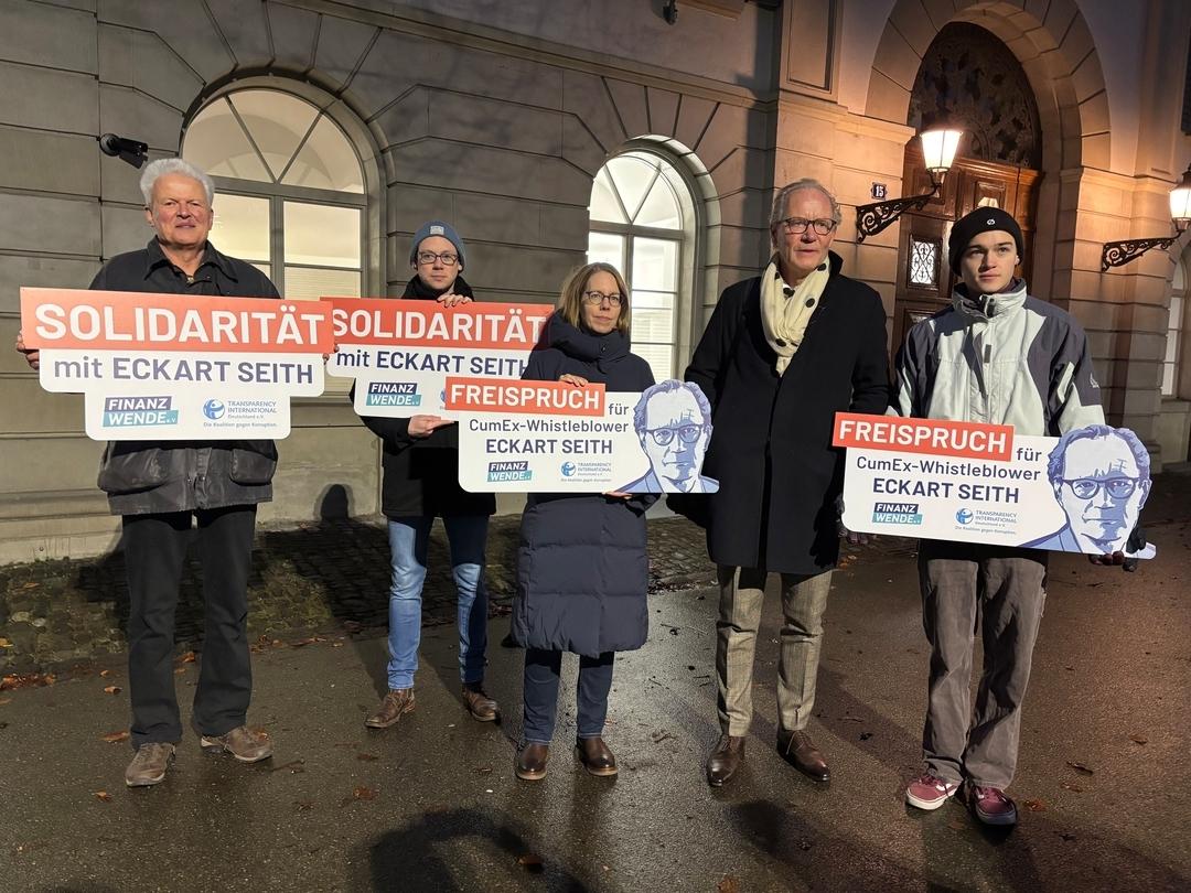 Anwalt Eckart Seith (2.v.r.) steht neben der ehemaligen Chefermittlerin im Cum-Ex-Komplex, Anne Brorhilker (M) vor dem Obergericht in Zürich. 