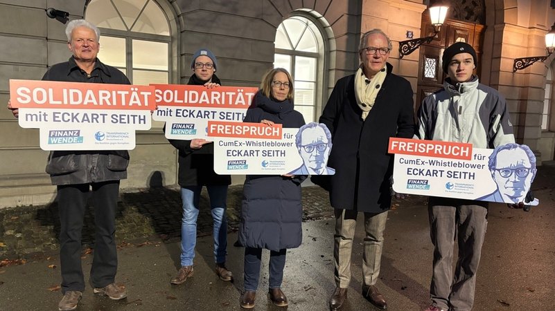 Anwalt Eckart Seith (2.v.r.) steht neben der ehemaligen Chefermittlerin im Cum-Ex-Komplex, Anne Brorhilker (M) vor dem Obergericht in Zürich. | Bild: dpa-Bildfunk/Christiane Oelrich Anwalt Eckart Seith (2.v.r.) steht neben der ehemaligen Chefermittlerin im Cum-Ex-Komplex, Anne Brorhilker (M) vor dem Obergericht in Zürich.