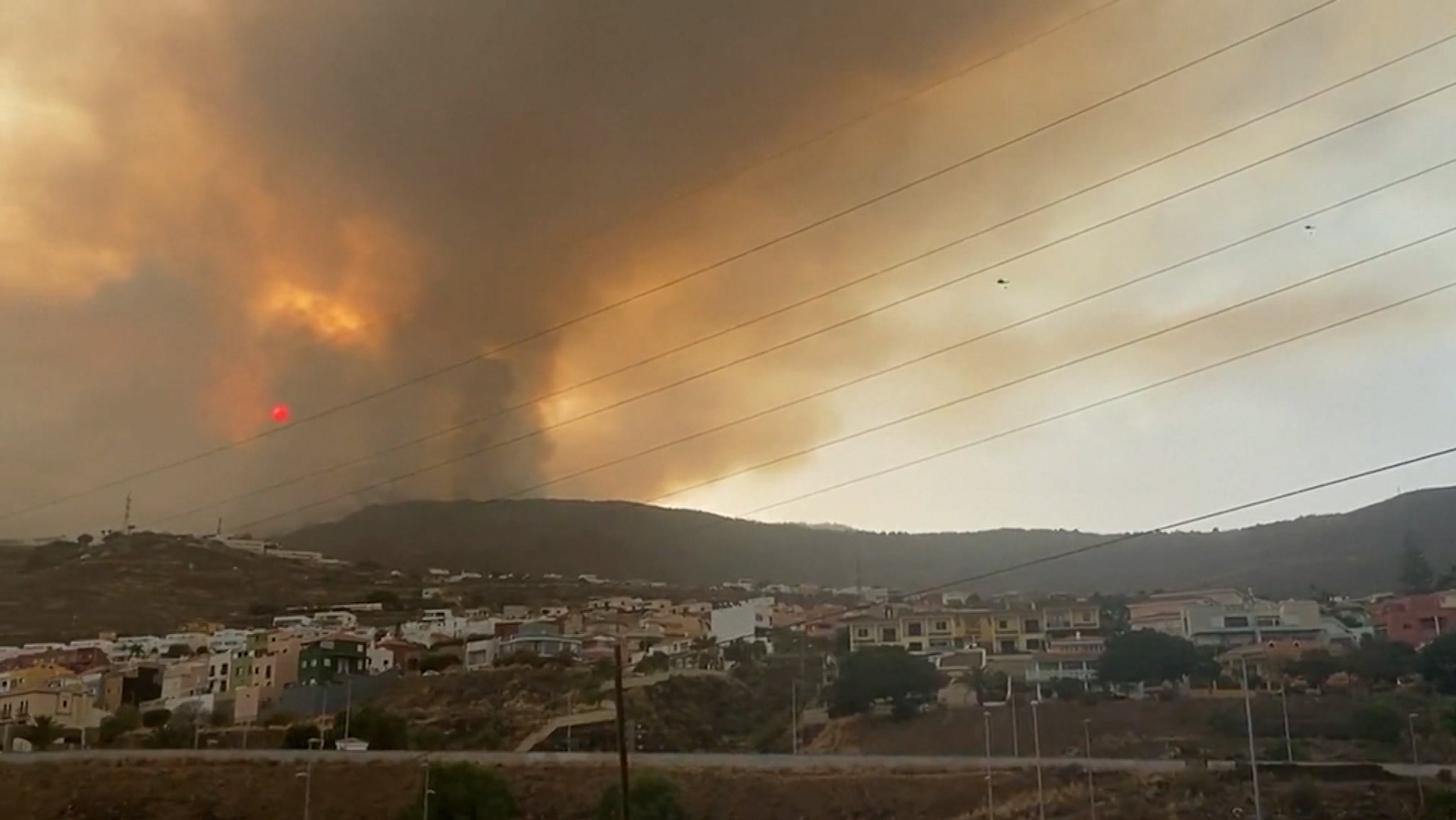 Auf der kanarischen Insel Teneriffa kämpfen die Feuerwehren gegen ein außer Kontrolle geratenes Feuer. 