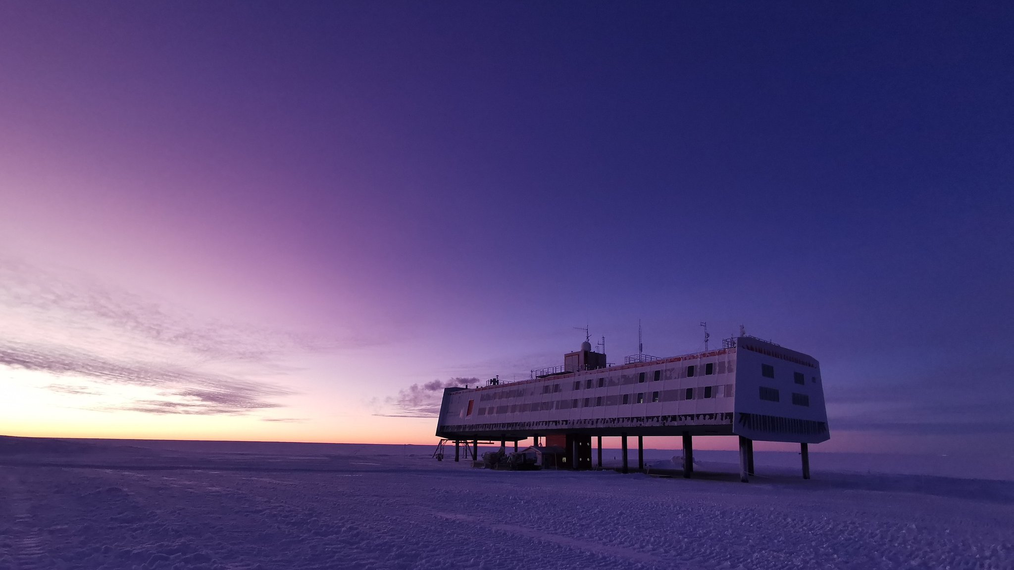 Neumayer-III-Station im Dämmerlicht