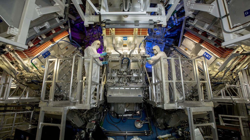 Forscher in der National Ignition Facility am Lawrence Livermore National Laboratory in Kalifornien
