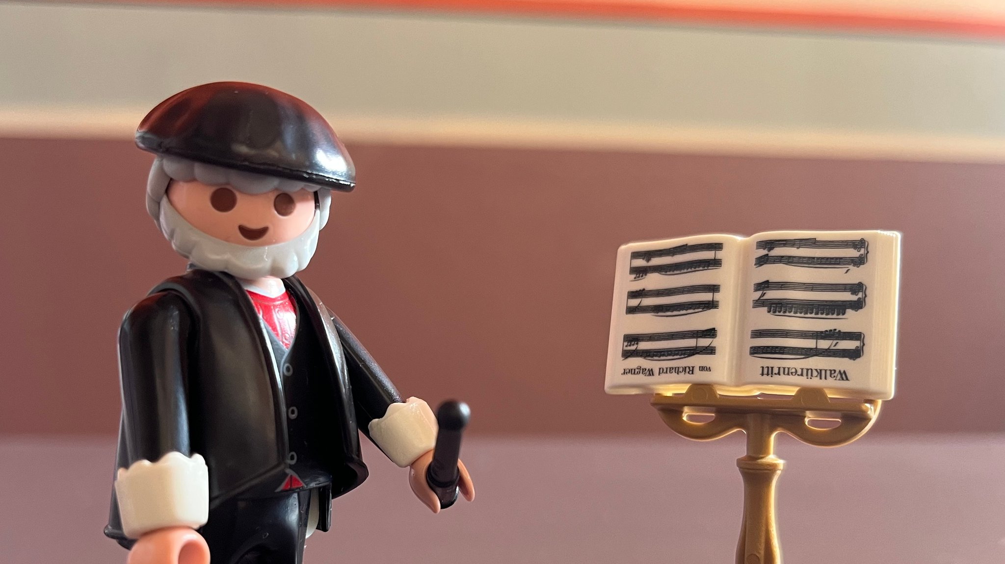 Eine Playmobilfigur, die Richard Wagner mit Taktstock und Notenständer darstellt. | Bild: Anja Bischof/BR Eine Playmobilfigur, die Richard Wagner mit Taktstock und Notenständer darstellt.