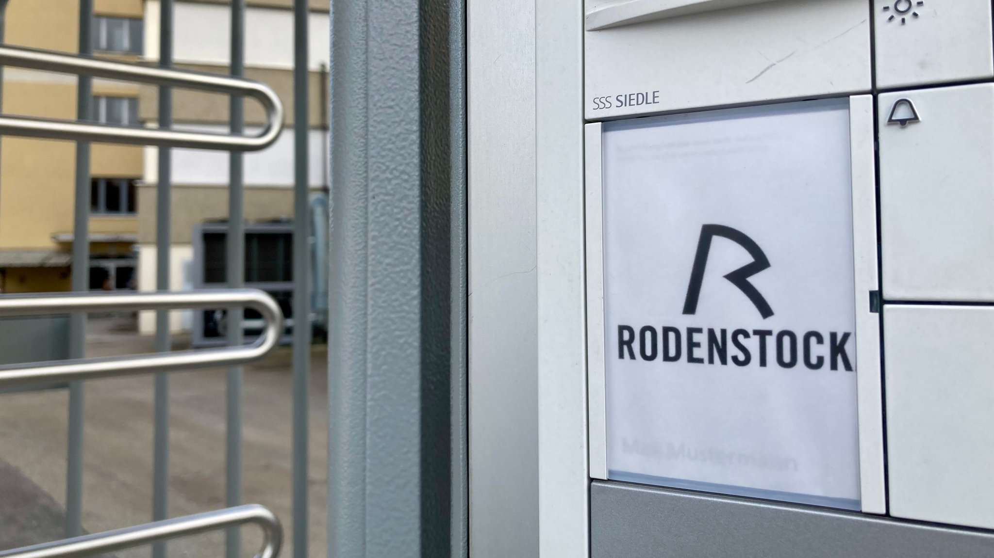 Das Werkstor von Rodenstock in Regen