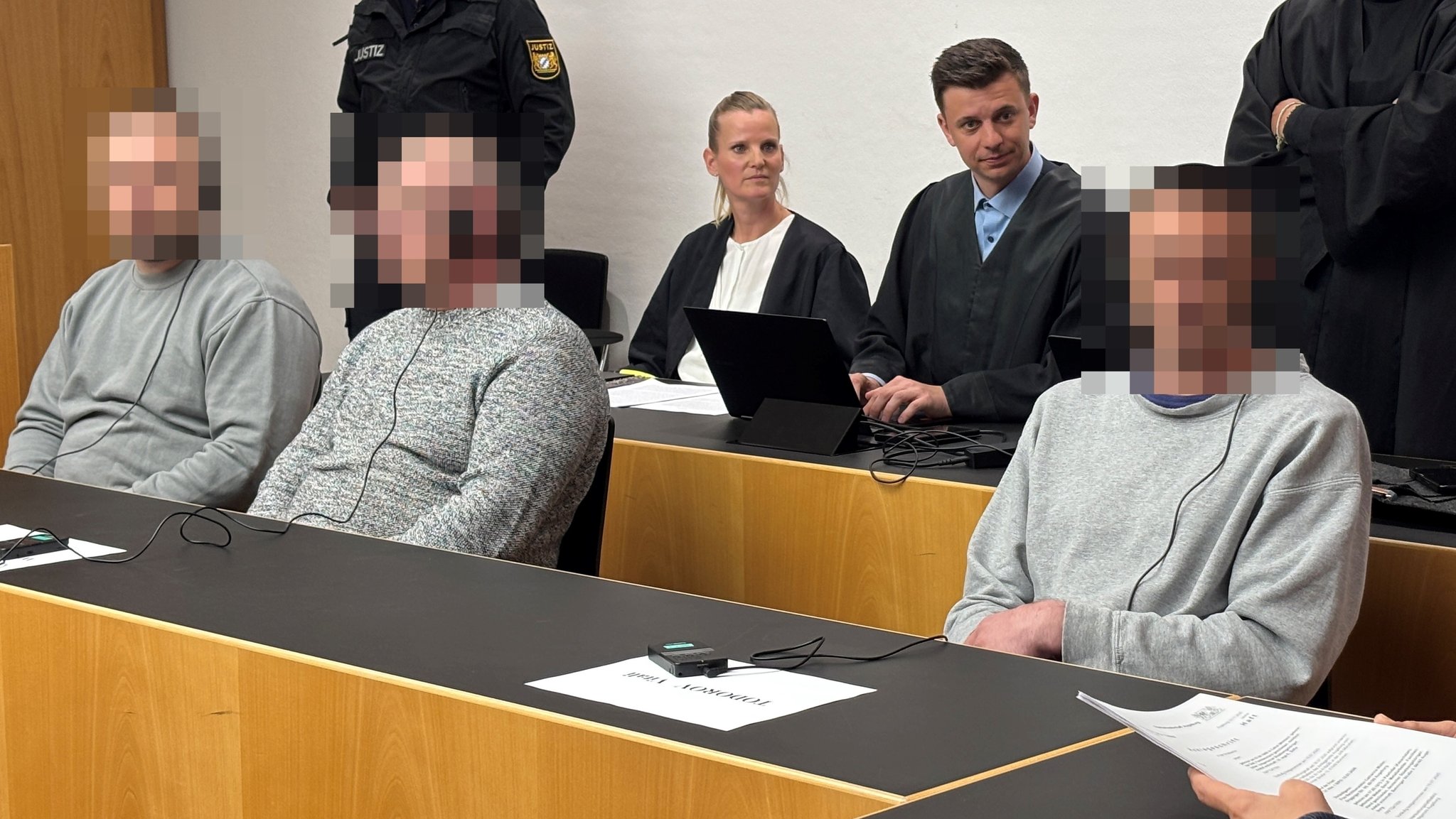 Drei Männer vor Gericht. 