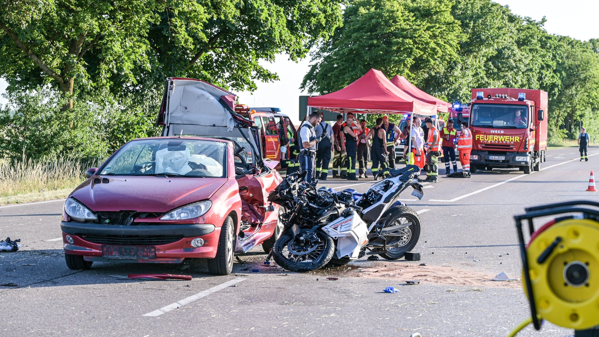 Schwerer Unfall: Zwei Tote bei Kollision von Motorrad und Auto