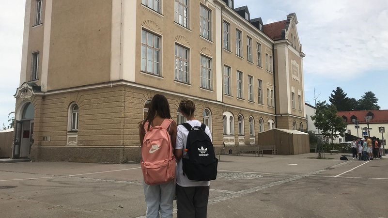 Viel Asphalt und Beton, aber kein Schatten: An der Mittelschule im Zentrum von Friedberg wollen viele Kinder an heißen Tagen oft gar nicht raus.