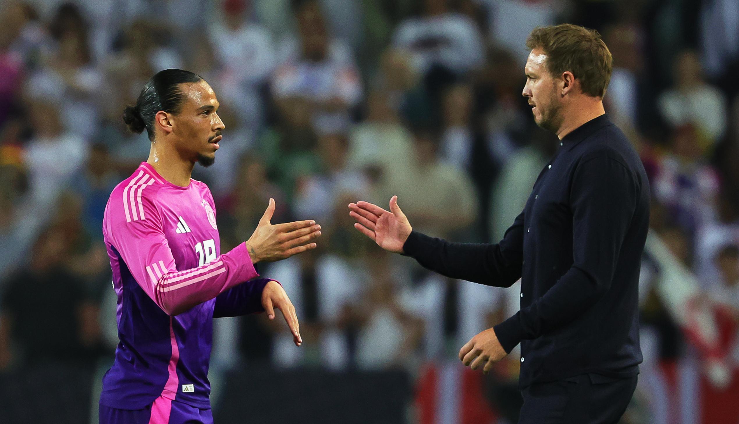 Trainer Julian Nagelsmann (Deutsche Fussball Nationalmannschaft DFB #Bundestrainer) reicht Leroy Sane (Deutsche Fussball Nationalmannschaft DFB #19) die Hand