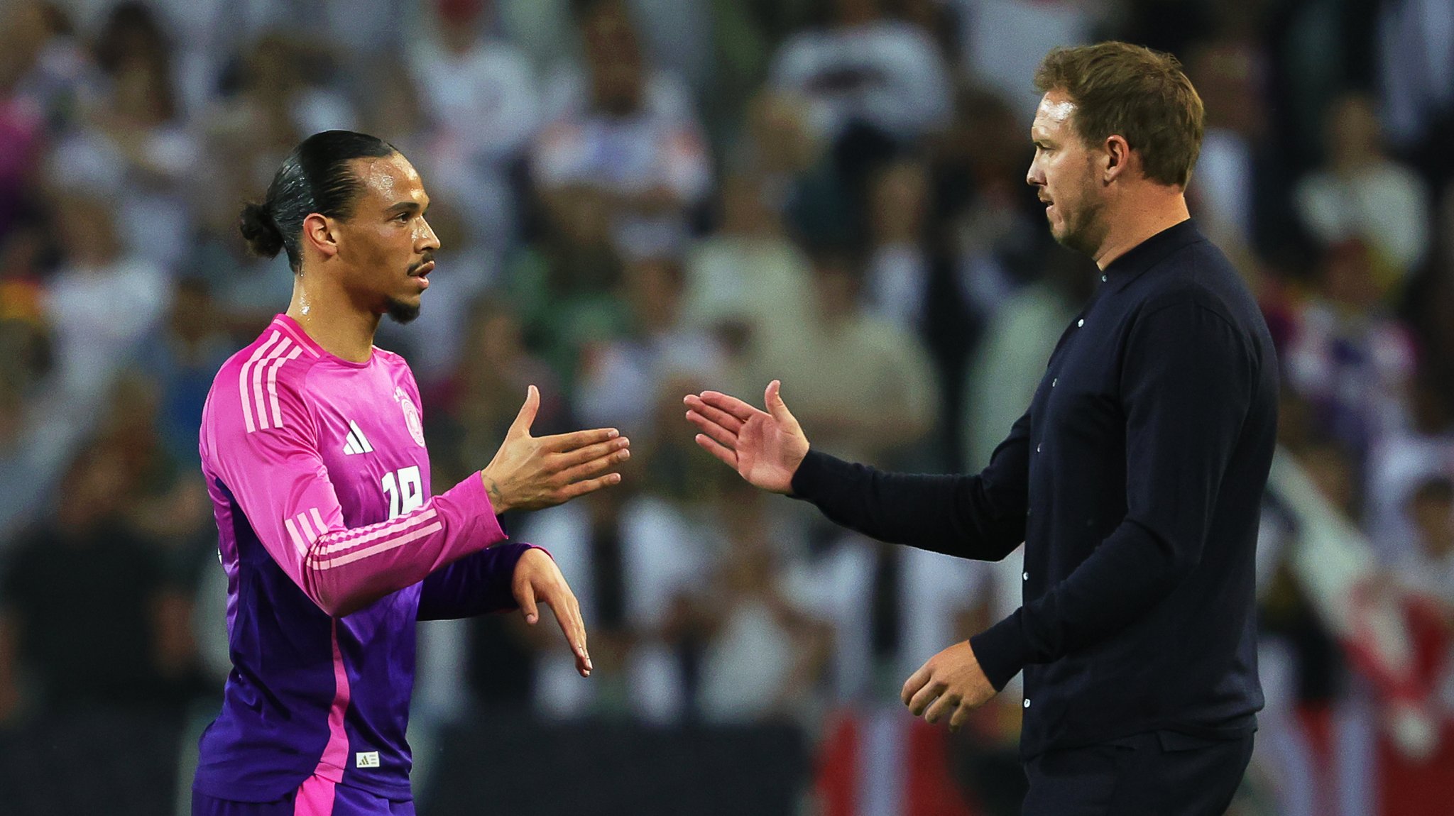 Trainer Julian Nagelsmann (Deutsche Fussball Nationalmannschaft DFB #Bundestrainer) reicht Leroy Sane (Deutsche Fussball Nationalmannschaft DFB #19) die Hand