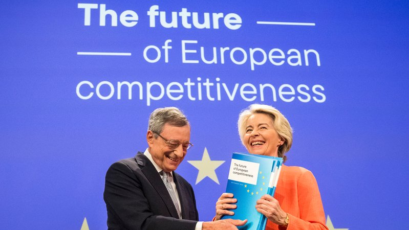 Mario Draghi, ehemaliger ehemaliger Präsident der Europäischen Zentralbank, und Ursula von der Leyen, Präsidentin der EU-Kommission, geben eine Pressekonferenz zu Draghis Bericht über Europas Wettbewerbsfähigkeit. | Bild: dpa-Bildfunk/Wiktor Dabkowski Mario Draghi, ehemaliger ehemaliger Präsident der Europäischen Zentralbank, und Ursula von der Leyen, Präsidentin der EU-Kommission, geben eine Pressekonferenz zu Draghis Bericht über Europas Wettbewerbsfähigkeit.
