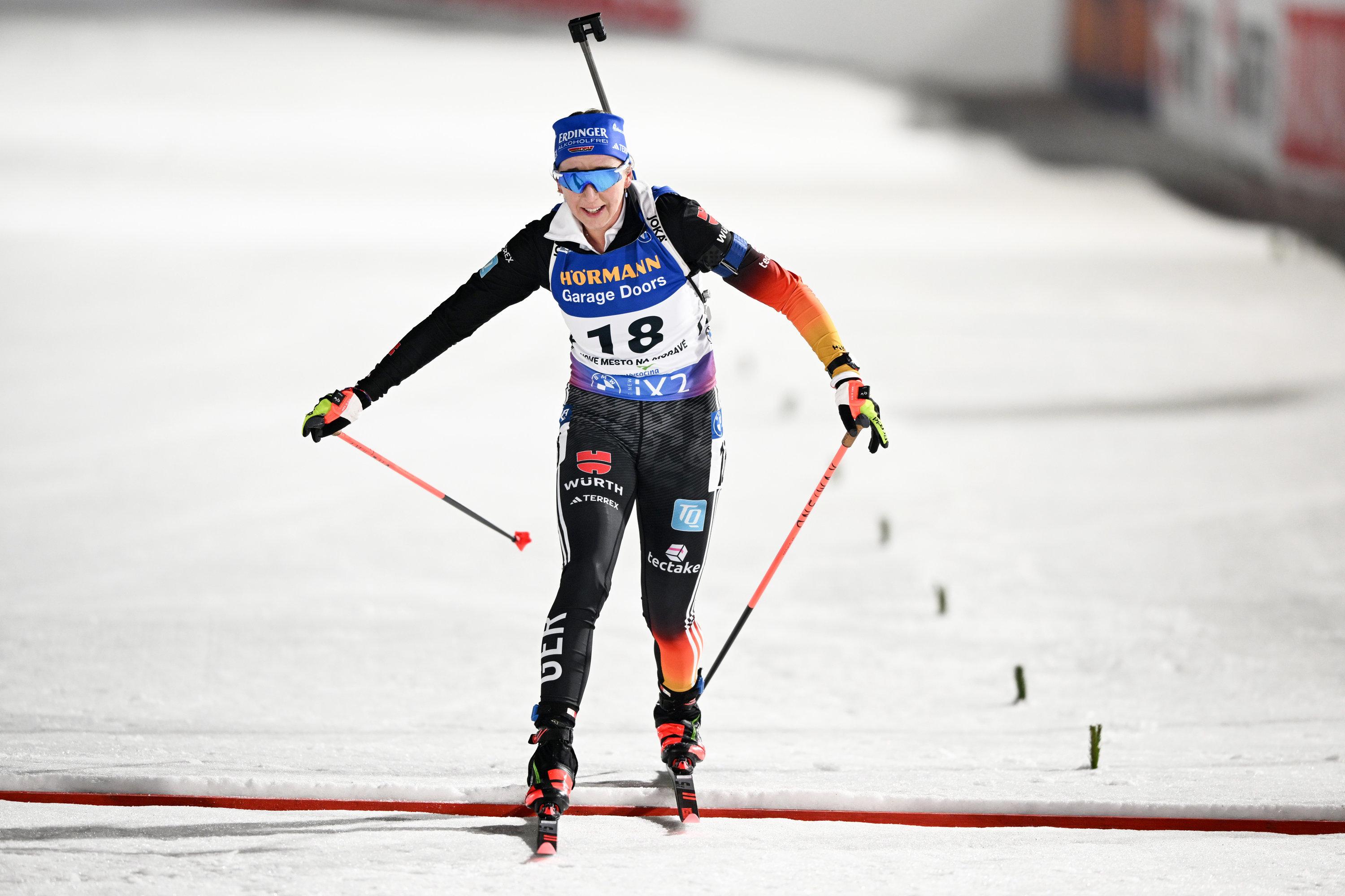 ARCHIV - 13.02.2024, Tschechien, Nove Mesto Na Morave: Biathlon: Weltmeisterschaft, Einzel 15 km, Damen. Franziska Preuss aus Deutschland läuft ins Ziel. (zu dpa: «Nach kurzer Zwangspause: Starke Preuß auf dem fünften Platz») Foto: Hendrik Schmidt/dpa +++ dpa-Bildfunk +++