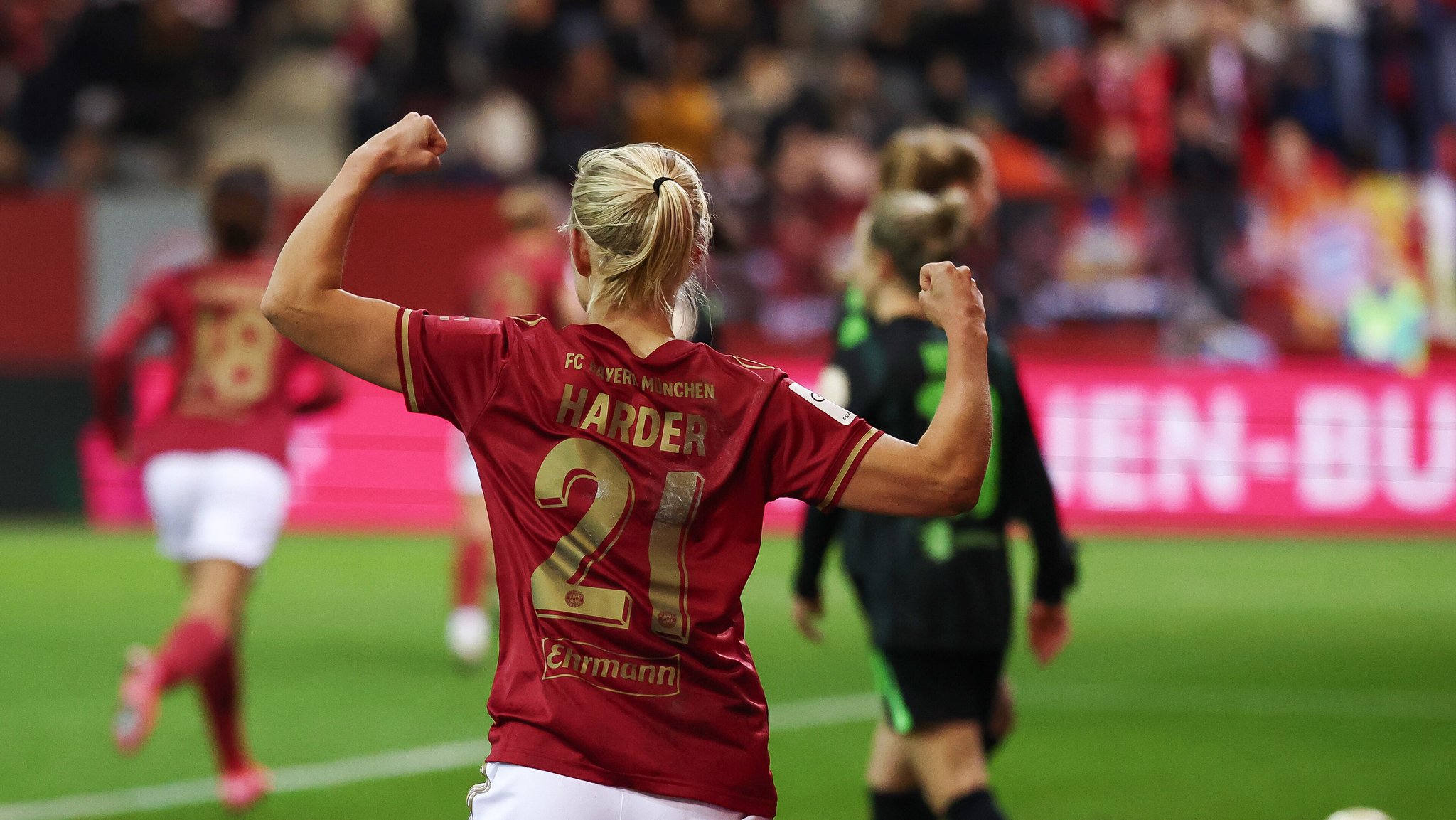 Pernille Harder bejubelt einen Treffer gegen den VfL Wolfsburg