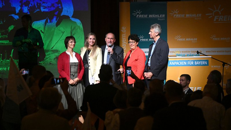 Hubert Aiwanger (M.) stand am Wahlabend mit den Abgeordneten (v.l.) Ulrike Müller, Anna Stolz, Susann Enders und Michael Piazolo auf der Bühne.