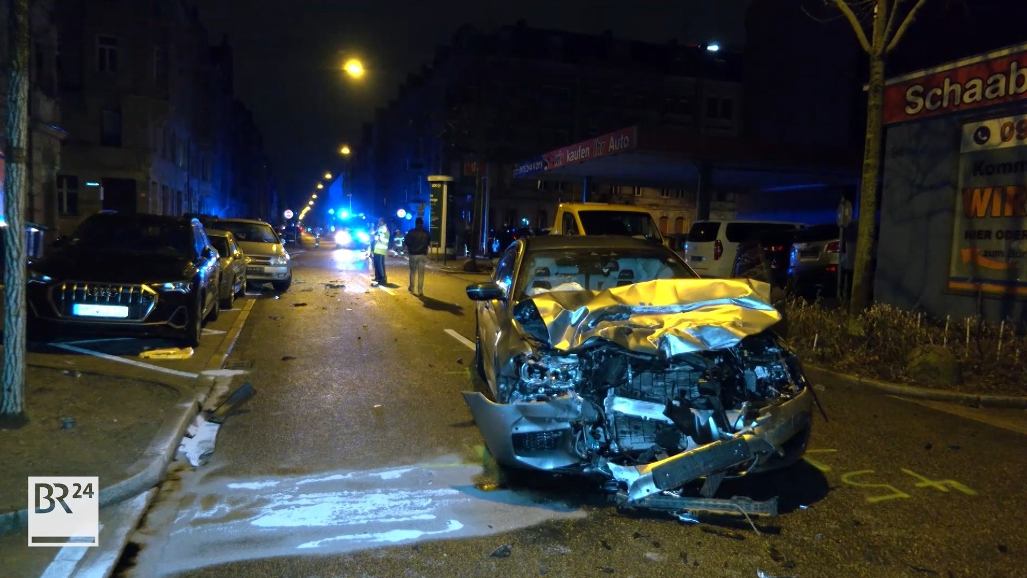 Zerstörtes Auto auf einer Straße