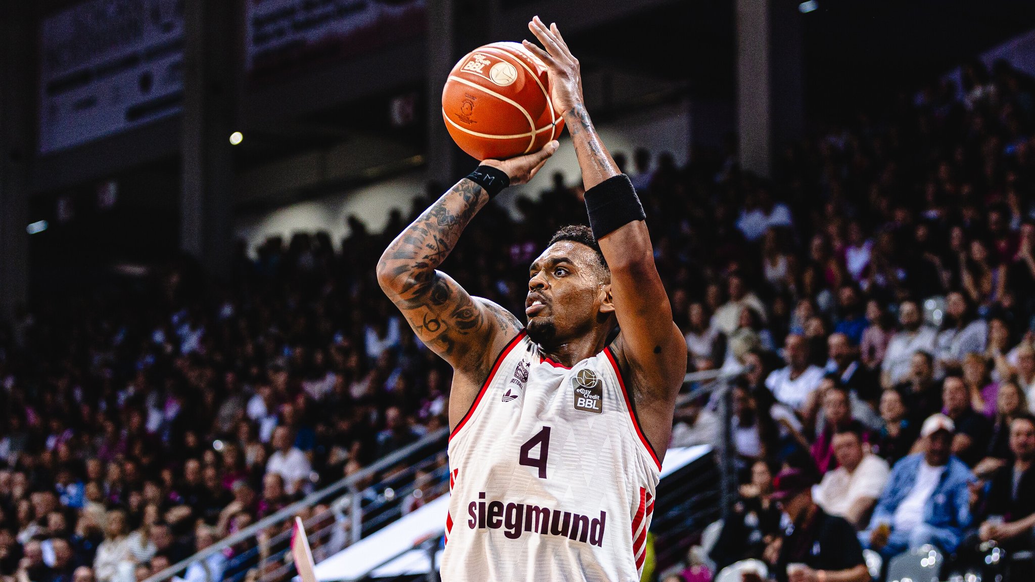 Völlig freier Dreier von Xavier Rathan-Mayes gegen Bonn | Bild: picture alliance / BEAUTIFUL SPORTS | Derix Völlig freier Dreier von Xavier Rathan-Mayes gegen Bonn