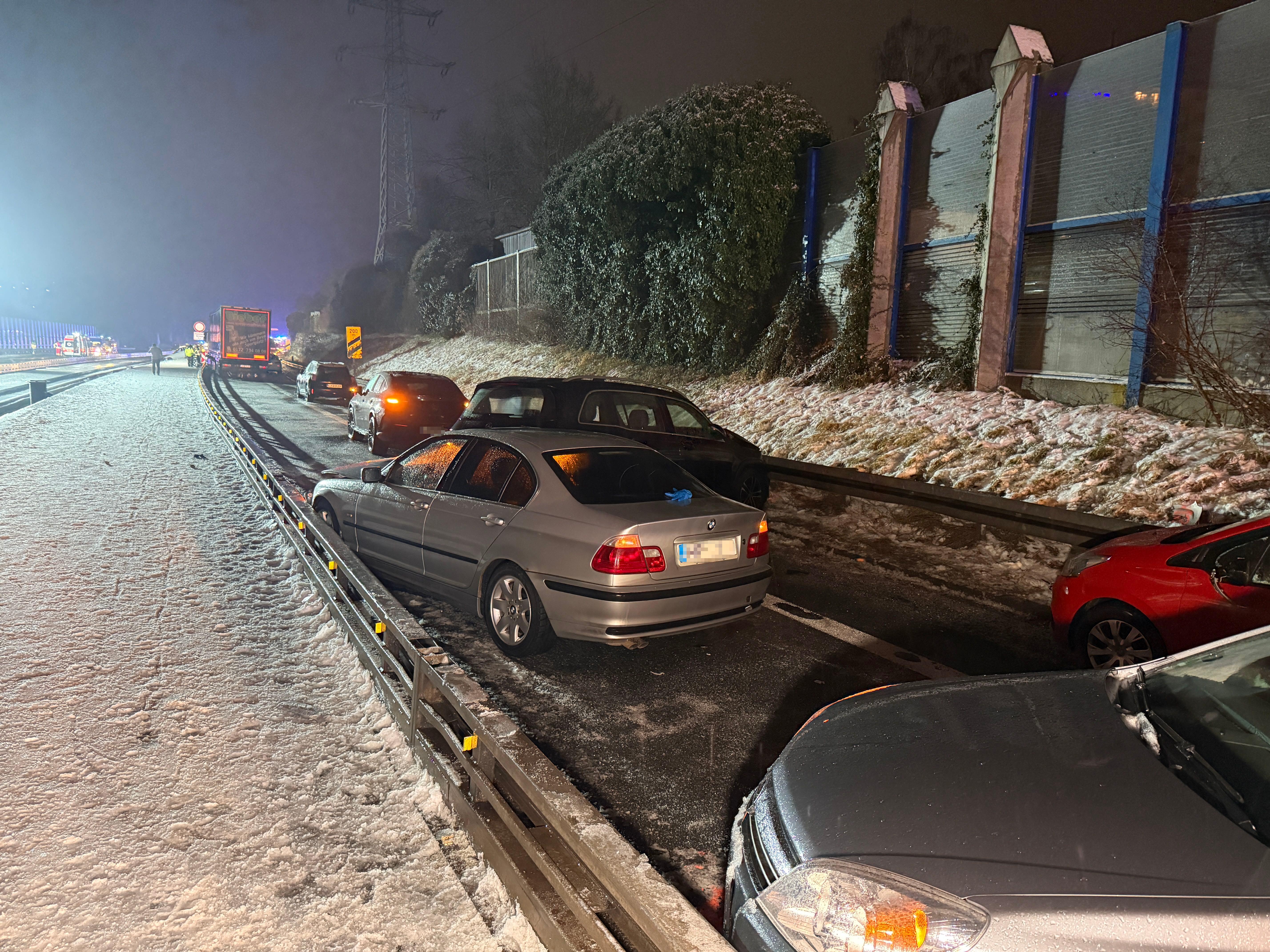 13 Verletzte und viel Blechschaden gab es bei einer Massenkarambolage auf der Bundesstraße 173 bei Lichtenfels in Oberfranken. 