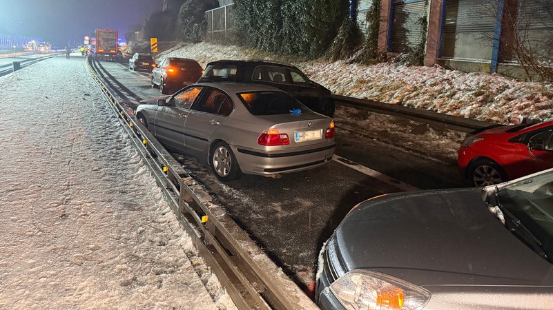 13 Verletzte und viel Blechschaden gab es bei einer Massenkarambolage auf der Bundesstraße 173 bei Lichtenfels in Oberfranken. | Bild: NEWS5 / Ferdinand Merzbach 13 Verletzte und viel Blechschaden gab es bei einer Massenkarambolage auf der Bundesstraße 173 bei Lichtenfels in Oberfranken.