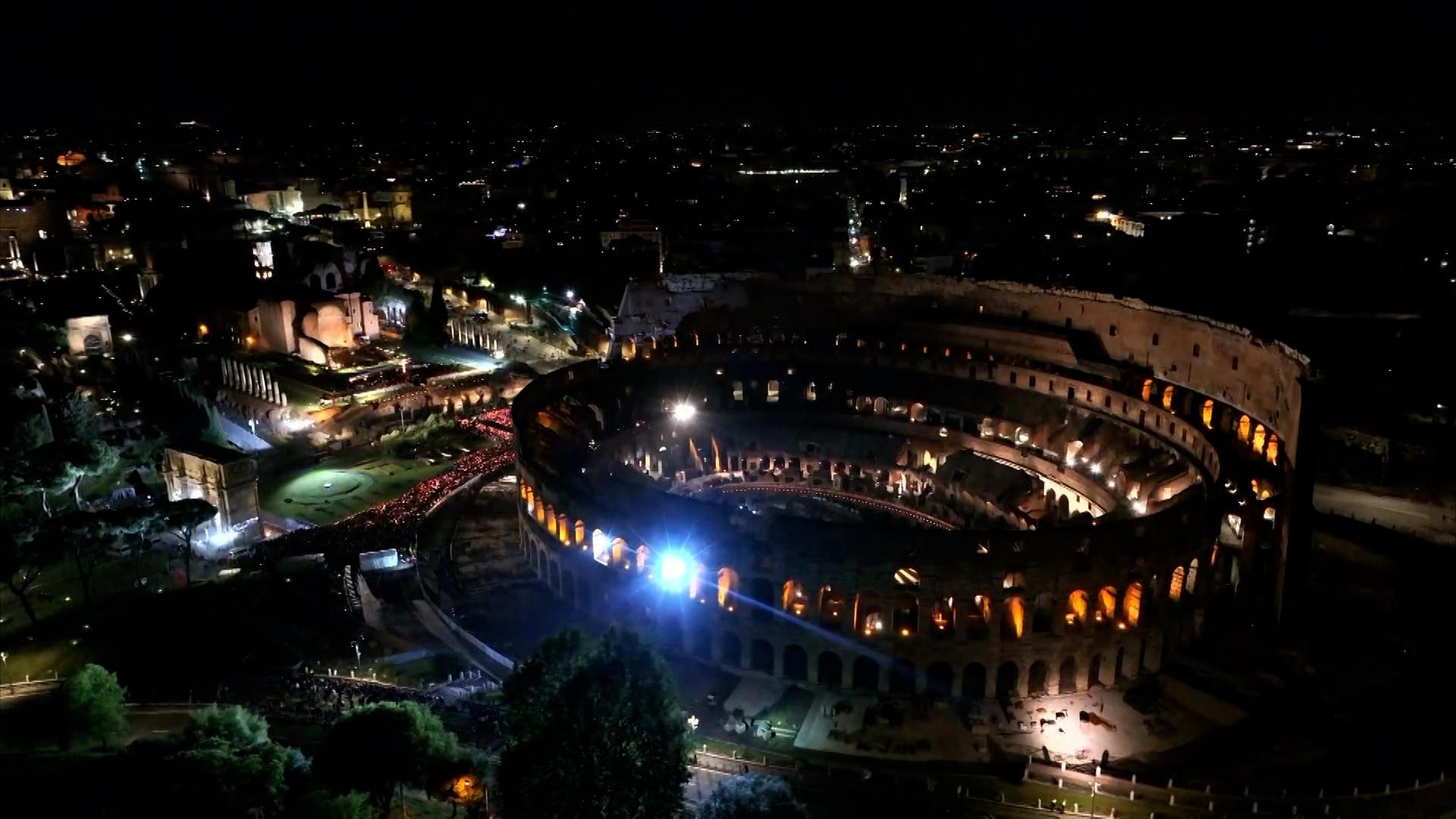 Tausende Gläubige haben gestern den Kreuzweg am Kolosseum begangen - ein zentrales Ritual des Karfreitags. Nicht dabei bei der eindrucksvollen Zeremonie war Papst Franziskus.