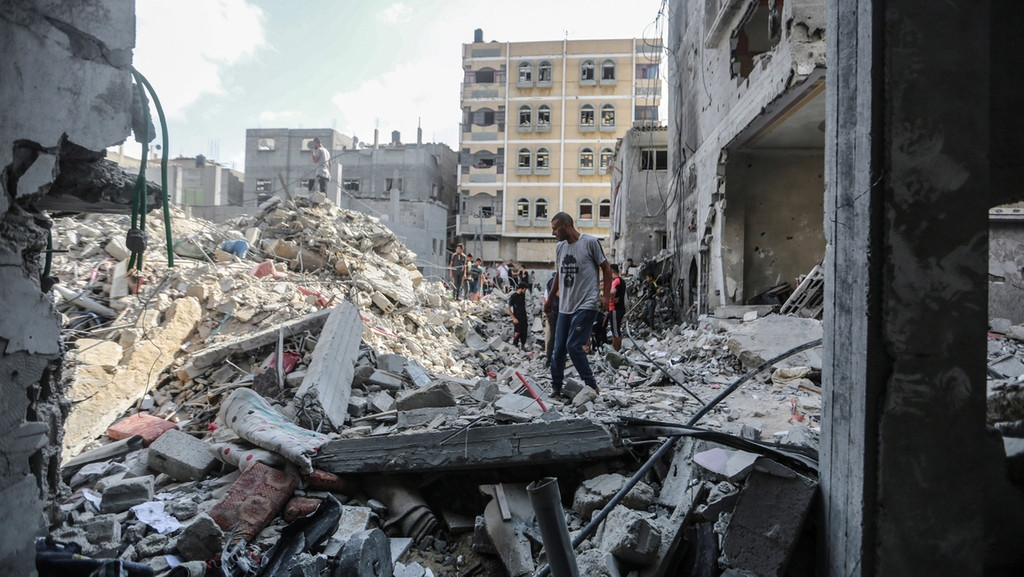 Palästinensische Autonomiegebiete, Rafah: Palästinenser inspizieren die Trümmer eines Gebäudes.