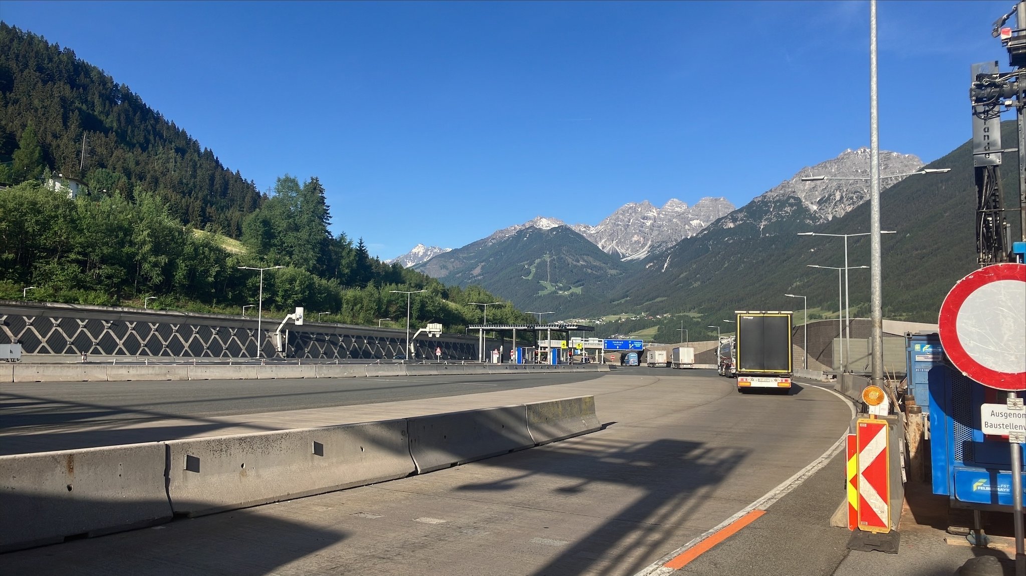 Vor dem Start der Sperrung der Brennerautobahn am Vormittag ist die Straße auf Höhe der Mautstelle Schönberg praktisch leer. | Bild: BR/Kempe Vor dem Start der Sperrung der Brennerautobahn am Vormittag ist die Straße auf Höhe der Mautstelle Schönberg praktisch leer.