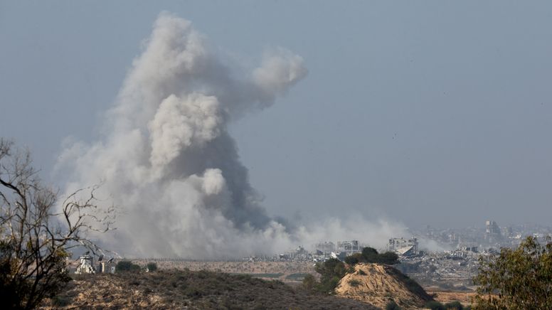 Nach israelischen Luftangriffen steigt Rauch über dem nördlichen Gazastreifen auf, nachdem ein vorübergehender Waffenstillstand zwischen Israel und der palästinensischen islamistischen Gruppe Hamas abgelaufen ist. | Bild:REUTERS/Amir Cohen TPX IMAGES OF THE DAY