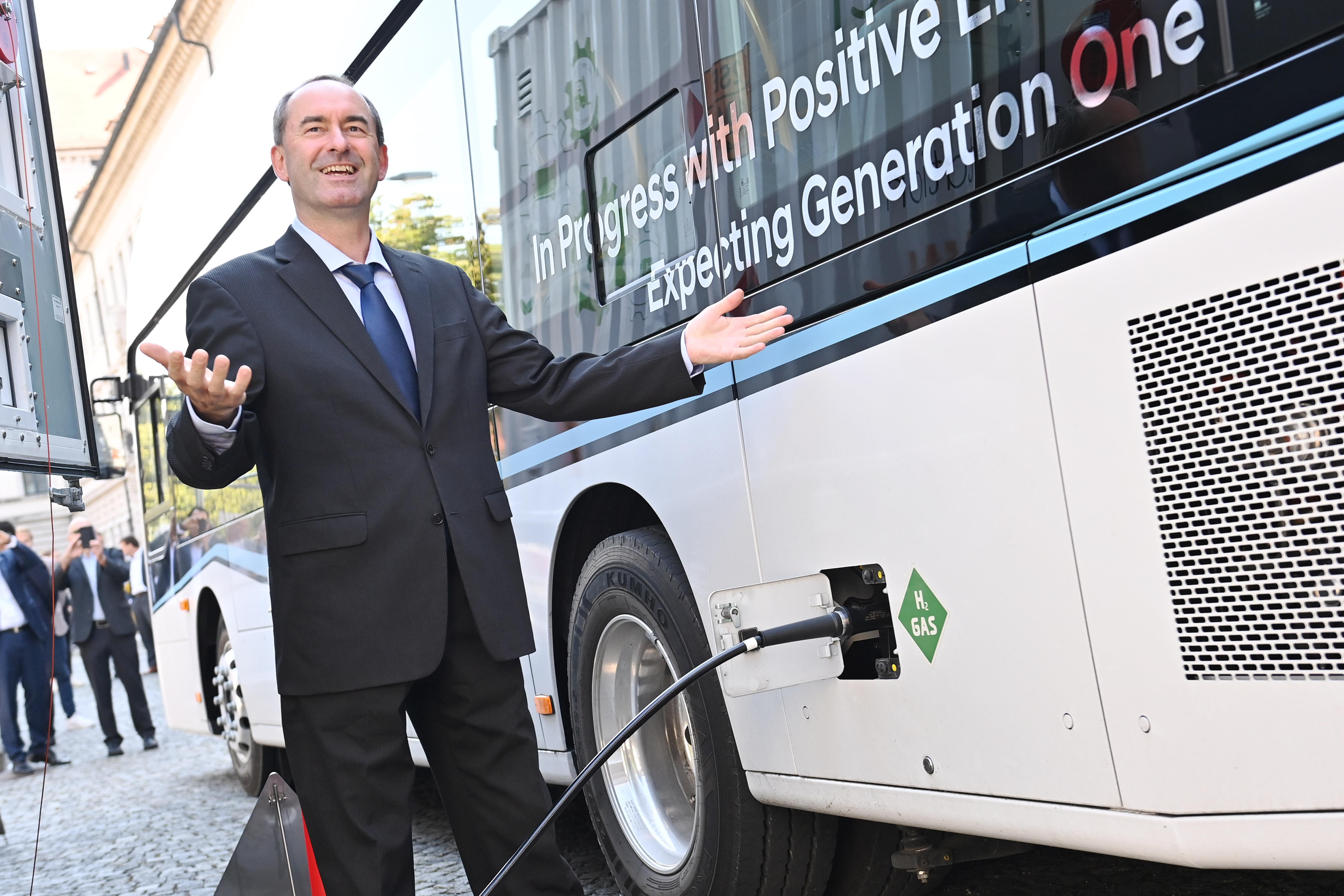 Hubert Aiwanger beim Betanken eines wasserstoffbetriebenen Busses