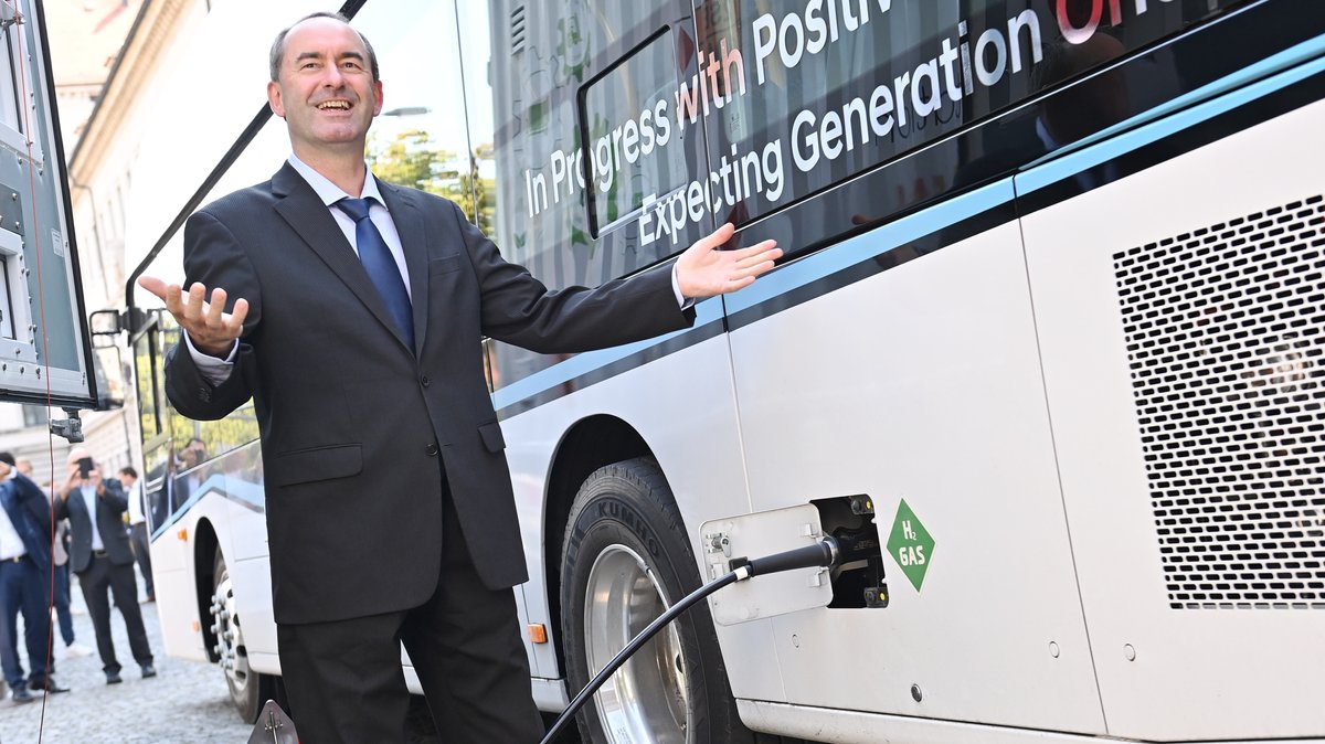 Hubert Aiwanger beim Betanken eines wasserstoffbetriebenen Busses