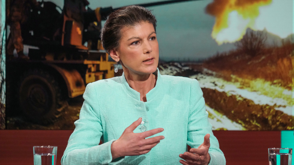 Sahra Wagenknecht, Bundestagsabgeordnete der Partei Die Linke während der ARD-Sendung "hart aber fair".