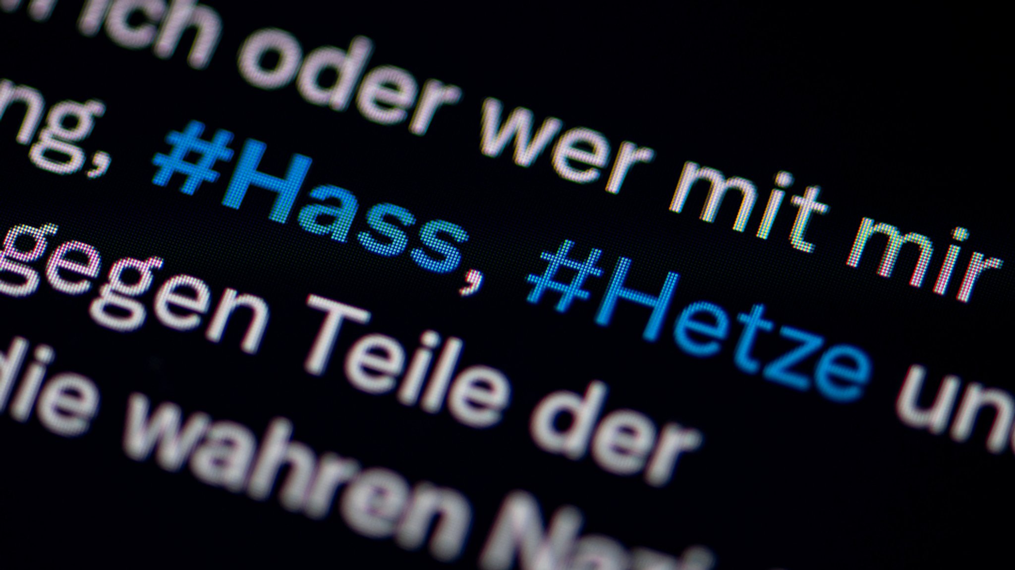 Hashtags für Hass und Hetzt auf einem Bildschirm