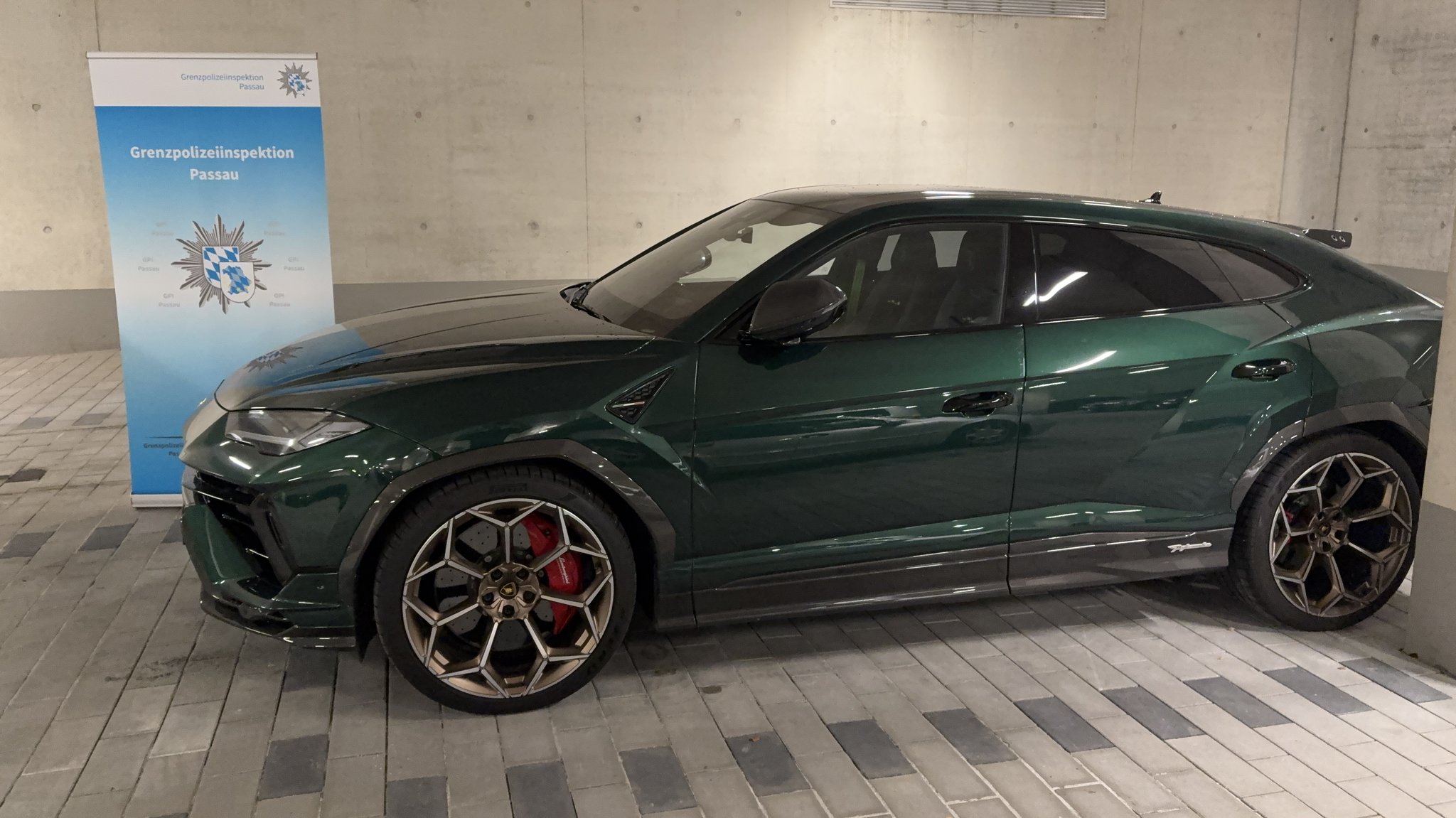 Sichergestellter Lamborghini | Bild: PP Niederbayern Sichergestellter Lamborghini