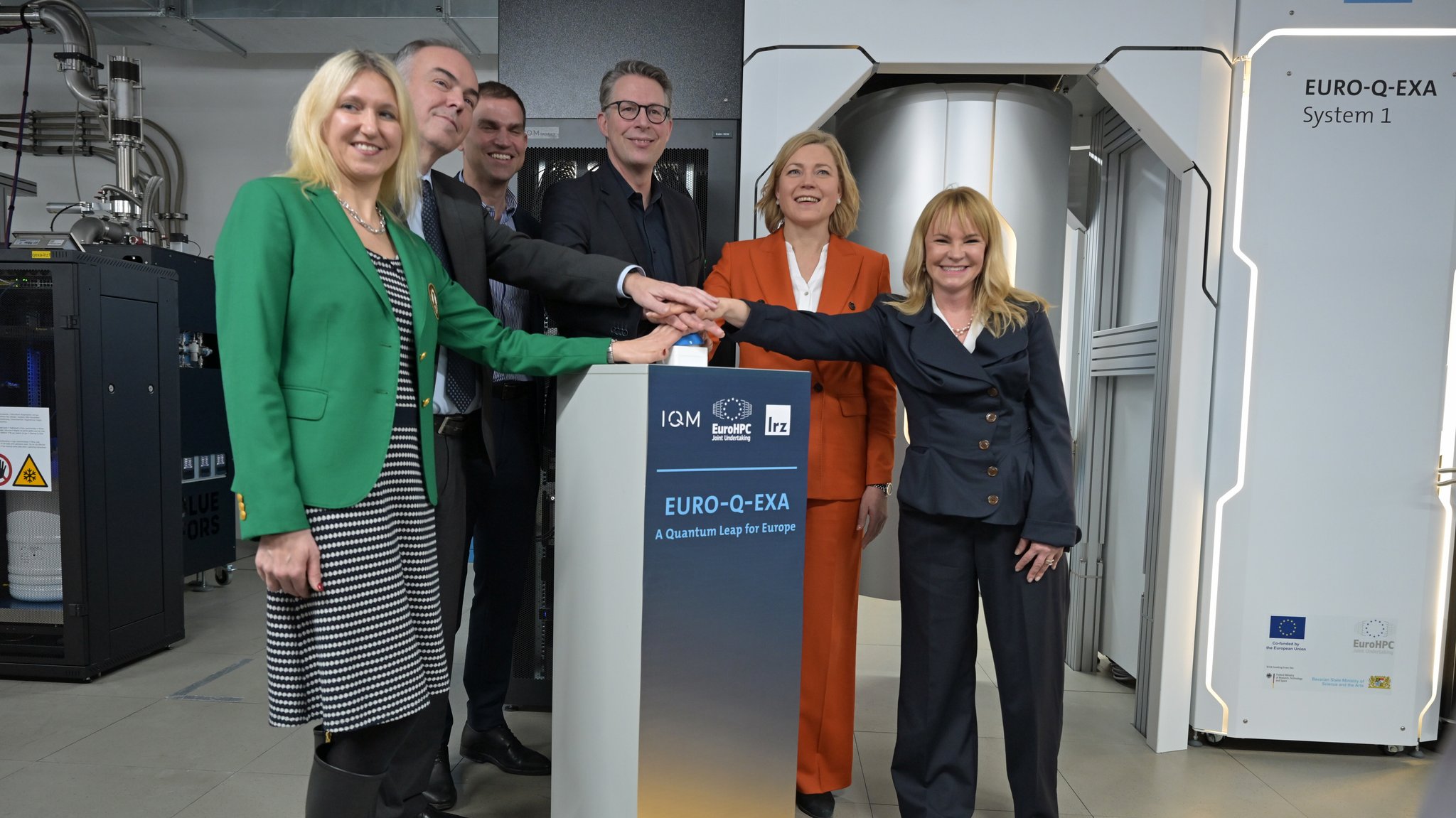 LRZ-Leiter Dieter Kranzlmüller (2. v.l.), Wissenschaftsminister Markus Blume (CSU, Mitte), Vize-Kommissionspräsidentin Henna Virkkunen (2. v.r.).