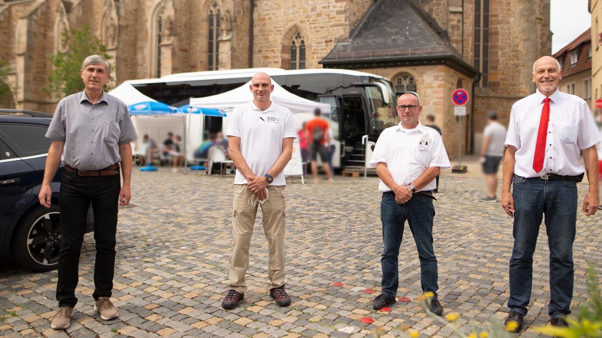 Thomas Vizl, stellvertretender Landrat des Landkreises Schweinfurt, Danny Orso und Tilo Koch, Mitarbeiter bei der Firma 21Dx GmbH und Erich Servatius, Zweiter Bürgermeister der Stadt Gerolzhofen