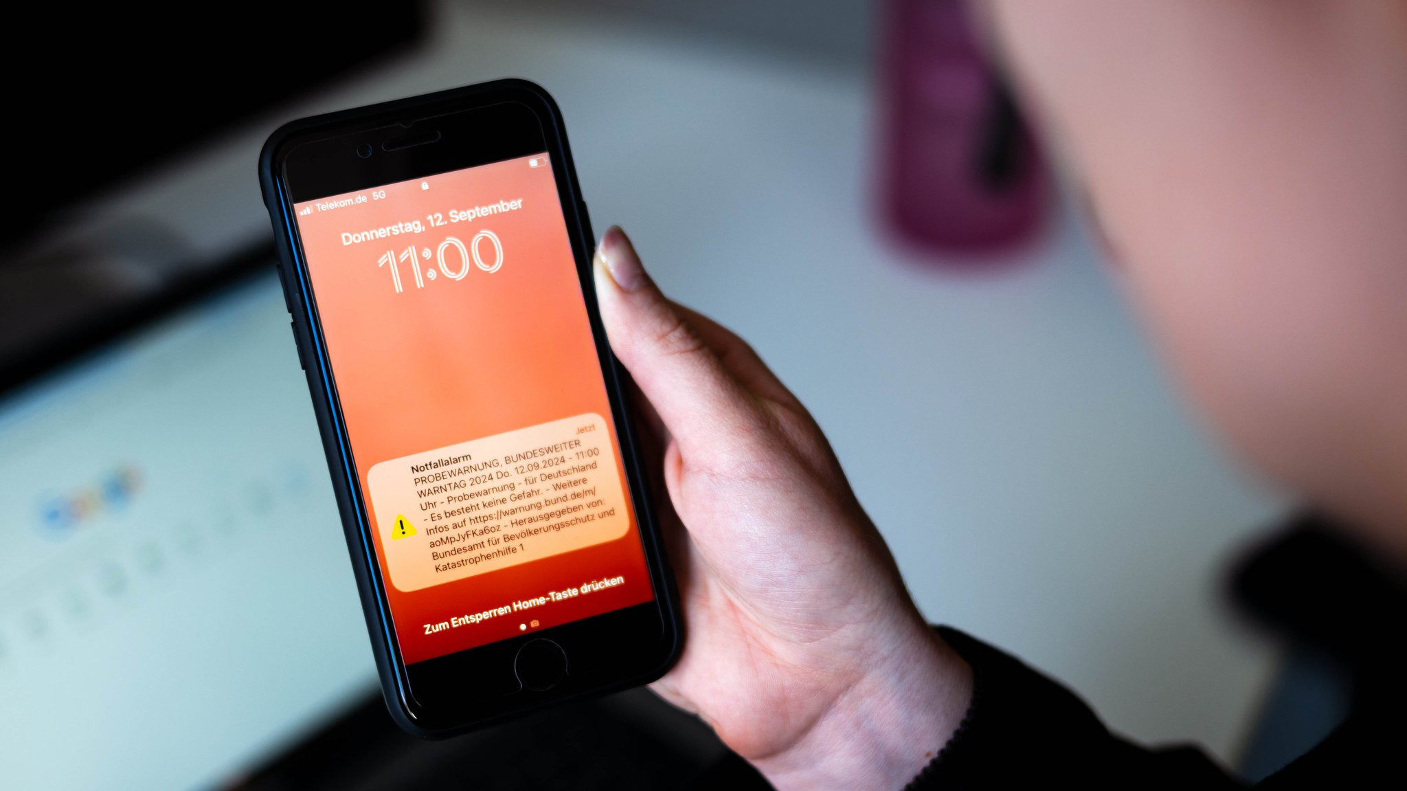 Eine Probewarnung wird am bundesweiten Warntag auf einem Smartphone angezeigt.