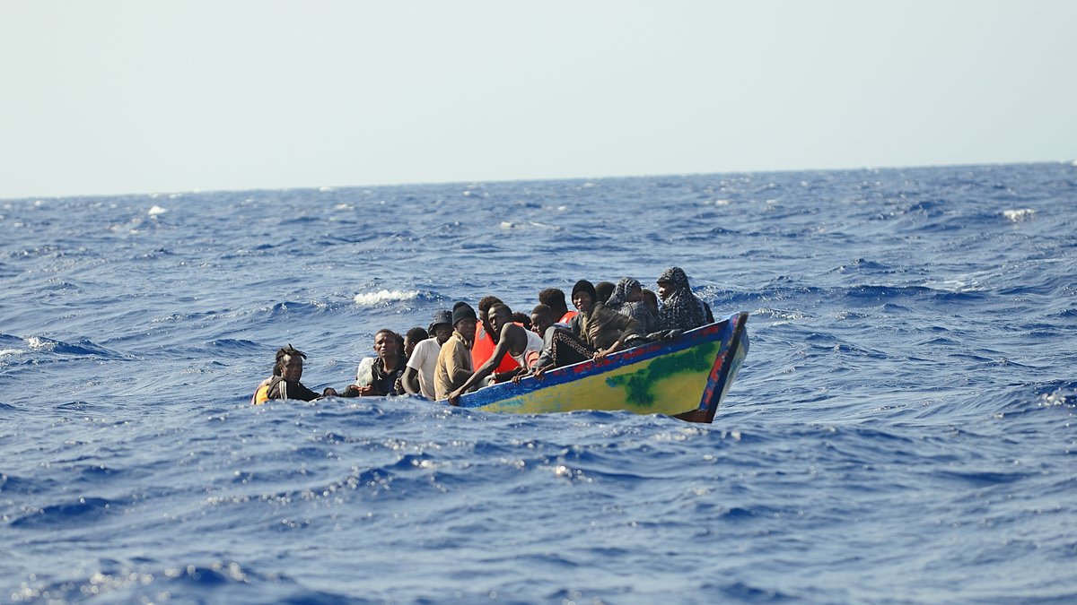 Geflüchtete auf einem Holzboot im zentralen Mittelmeer (Archivbild)