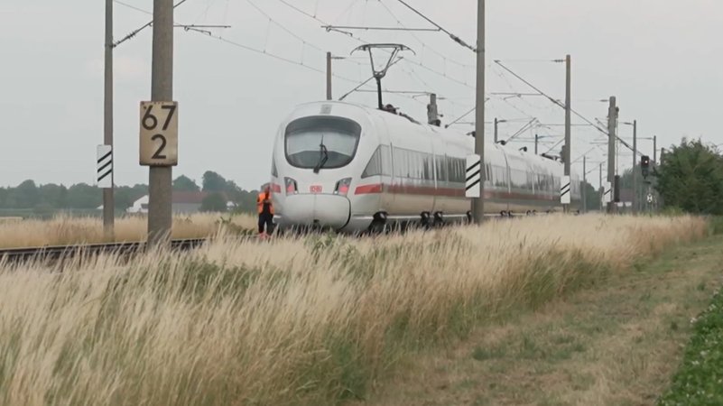 Der ICE, in dem ein Mann mehrere Passagiere angegriffen hat, steht mitten auf der Strecke - im niederbayerischen Landkreis Straubing-Bogen. | Bild: BR24 Der ICE, in dem ein Mann mehrere Passagiere angegriffen hat, steht mitten auf der Strecke - im niederbayerischen Landkreis Straubing-Bogen.