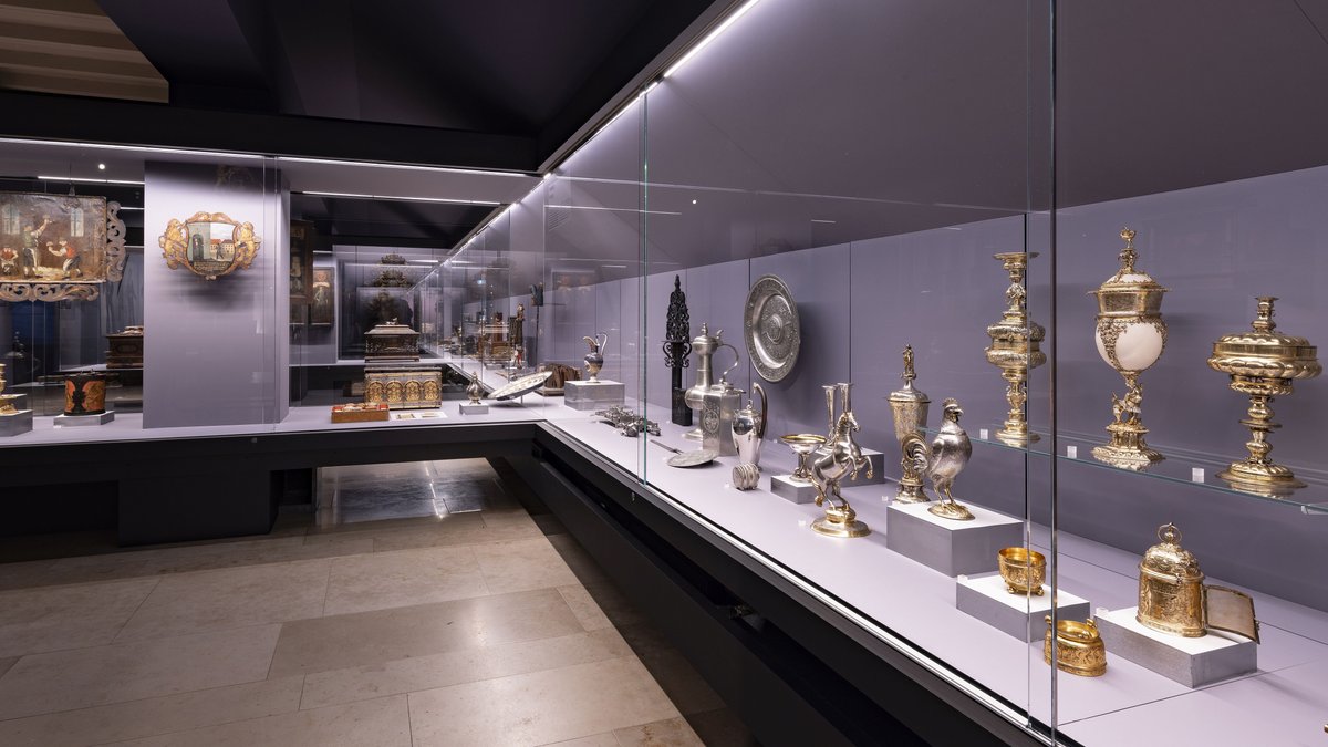 Goldene und silberne Pokale in einer Vitrine.