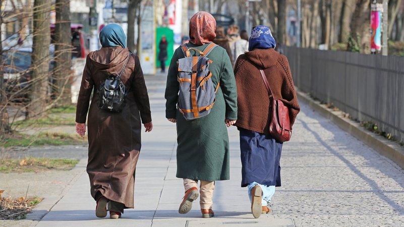 Drei Frauen mit Kopftuch | Bild: stock.adobe.com/Kara Drei Frauen mit Kopftuch