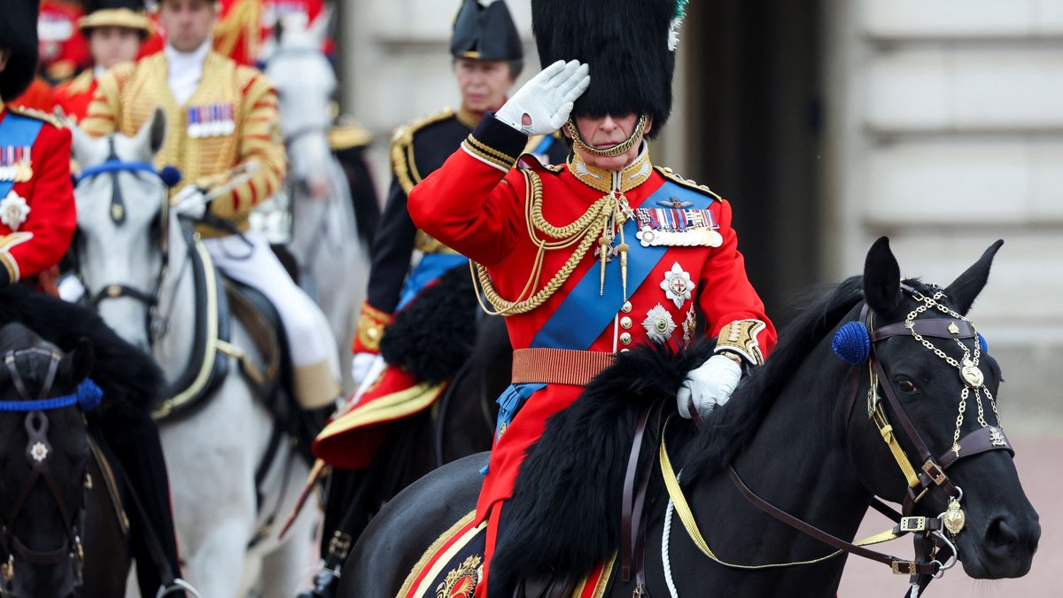 Der britische König Charles auf einem schwarzen Pferd