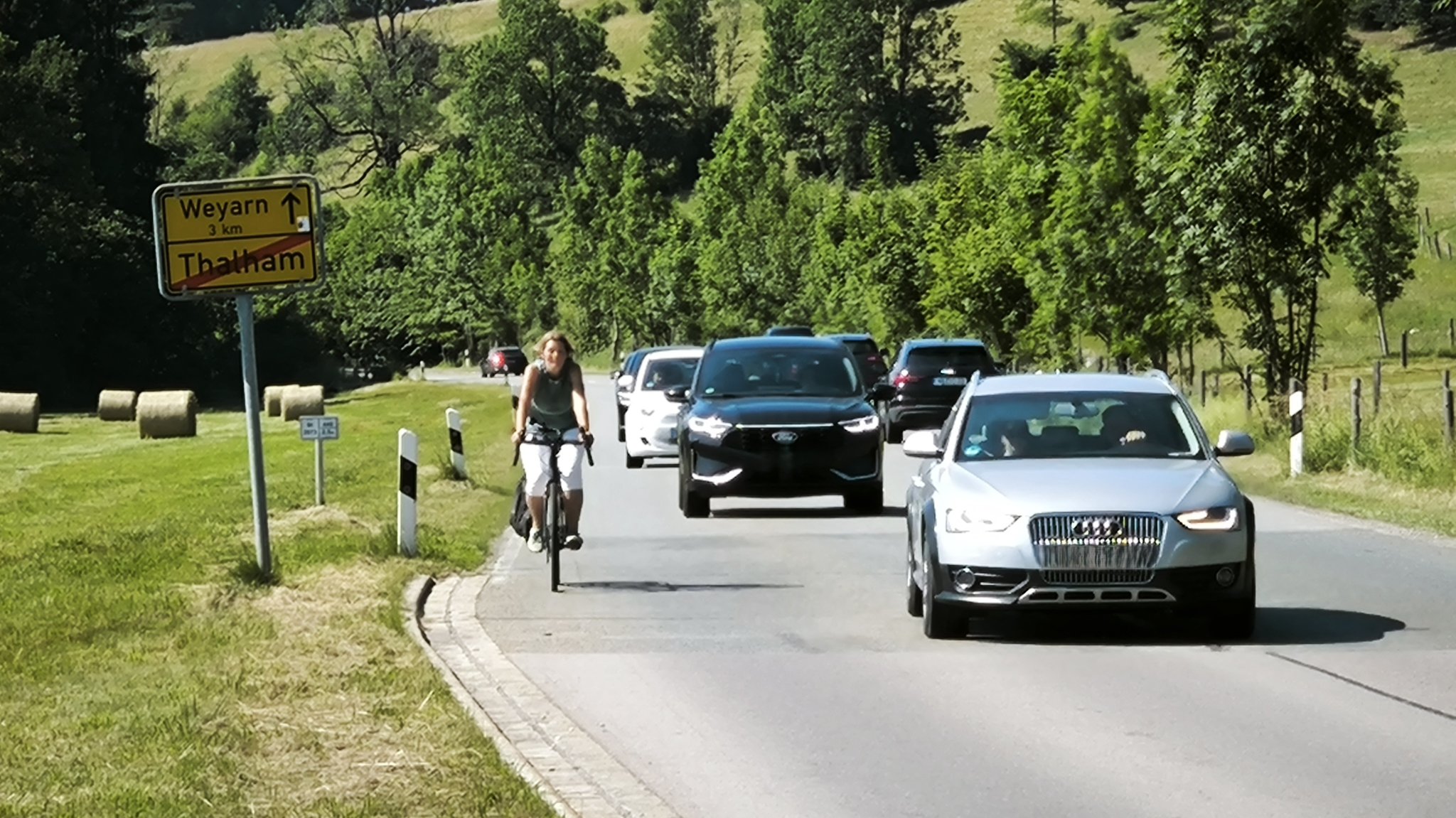 Radlerin auf der Staatsstraße wird von mehreren Autofahrern überholt