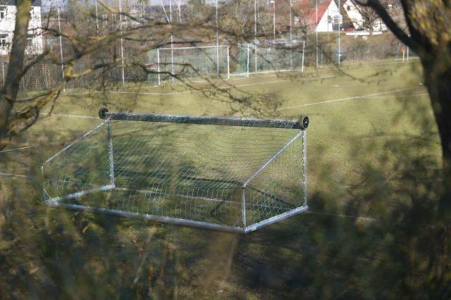 Auf einem Fußballrasen wurde ein Fußballtor flach abgelegt | Bild:NEWS5 / David Oßwald