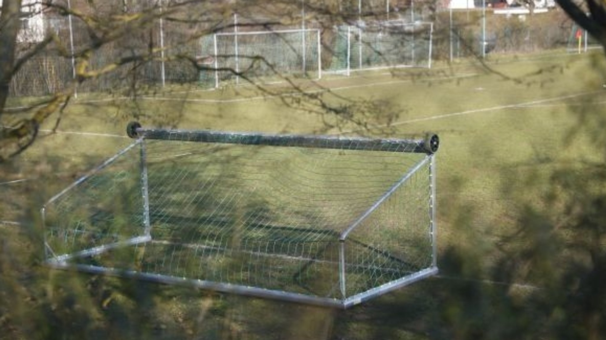 Auf einem Fußballrasen wurde ein Fußballtor flach abgelegt